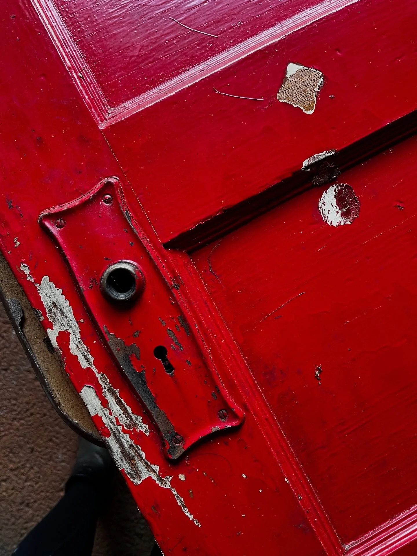 Not every vintage door is worth saving&mdash;but many are, if they stand up to a few simple assessments:

1️⃣ Material &ndash; Tap the panel. Solid wood is almost always worth considering, while hollow cores rarely justify restoration.
2️⃣ Condition 