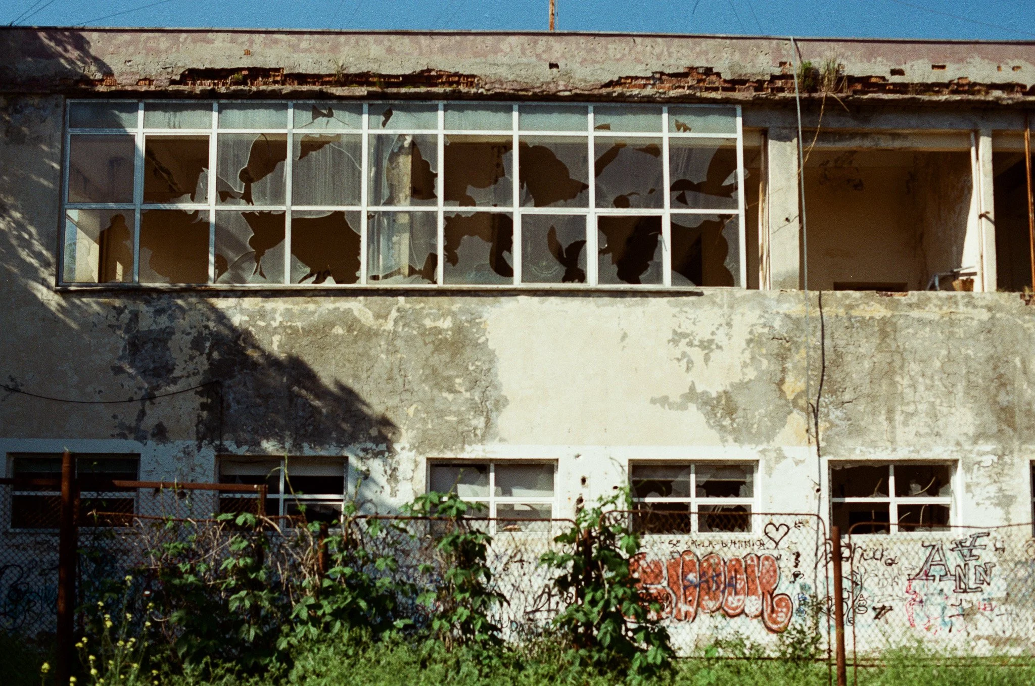 007-1f285.jpg