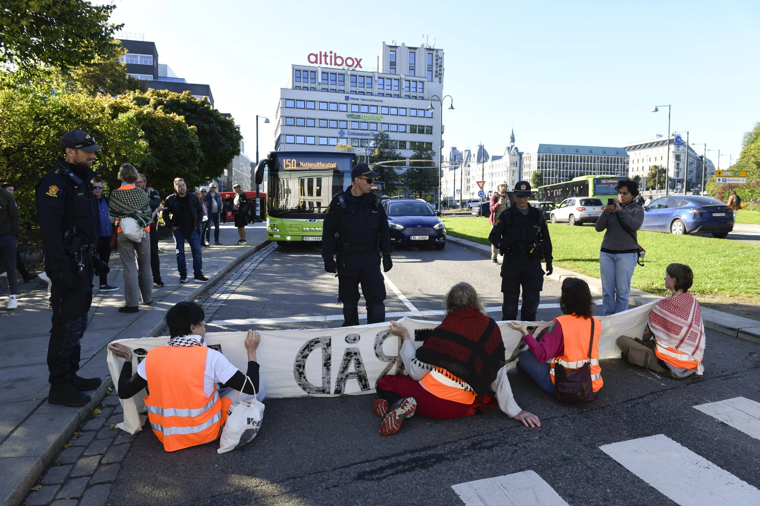 Blokkerer trafikken i enden av Karl Johan i protest mot forvaltningen av Oljefondet, krever mer demokratisk kontroll.