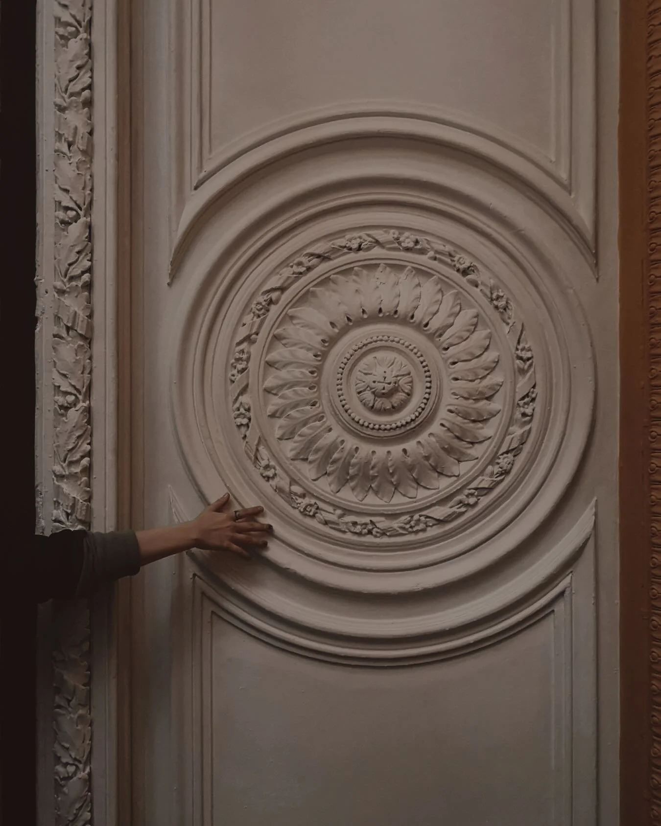 Ik hou van werk waar je ziet
dat iets met de hand is ontstaan.  Ambacht.

Waar imperfectie ademt.
Waar tijd voelbaar is.

Dit is waarom geur voor mij geen product is,
maar een practice, een ervaring.
Een verbinding tussen mens en natuur. 

Welkom bij