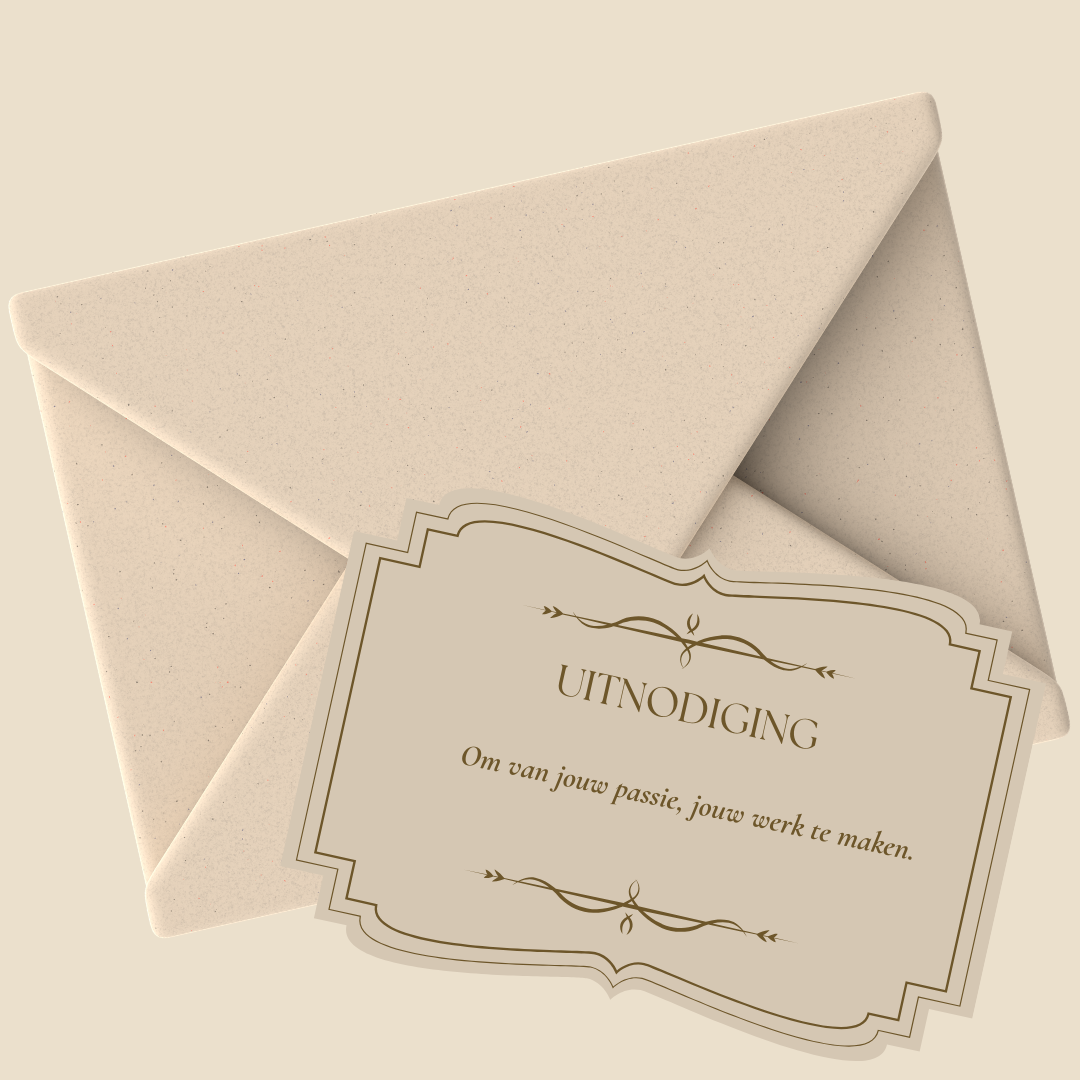 Een beige envelop met een uitnodigingkaart eruit, de kaart bevat de tekst 'UITNODIGING' en een boodschap in het Nederlands.