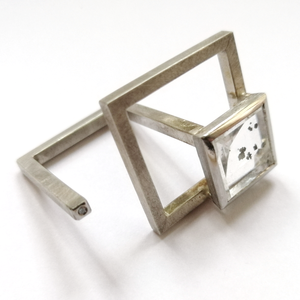 eckiger Ring mit Quarz und Diamant