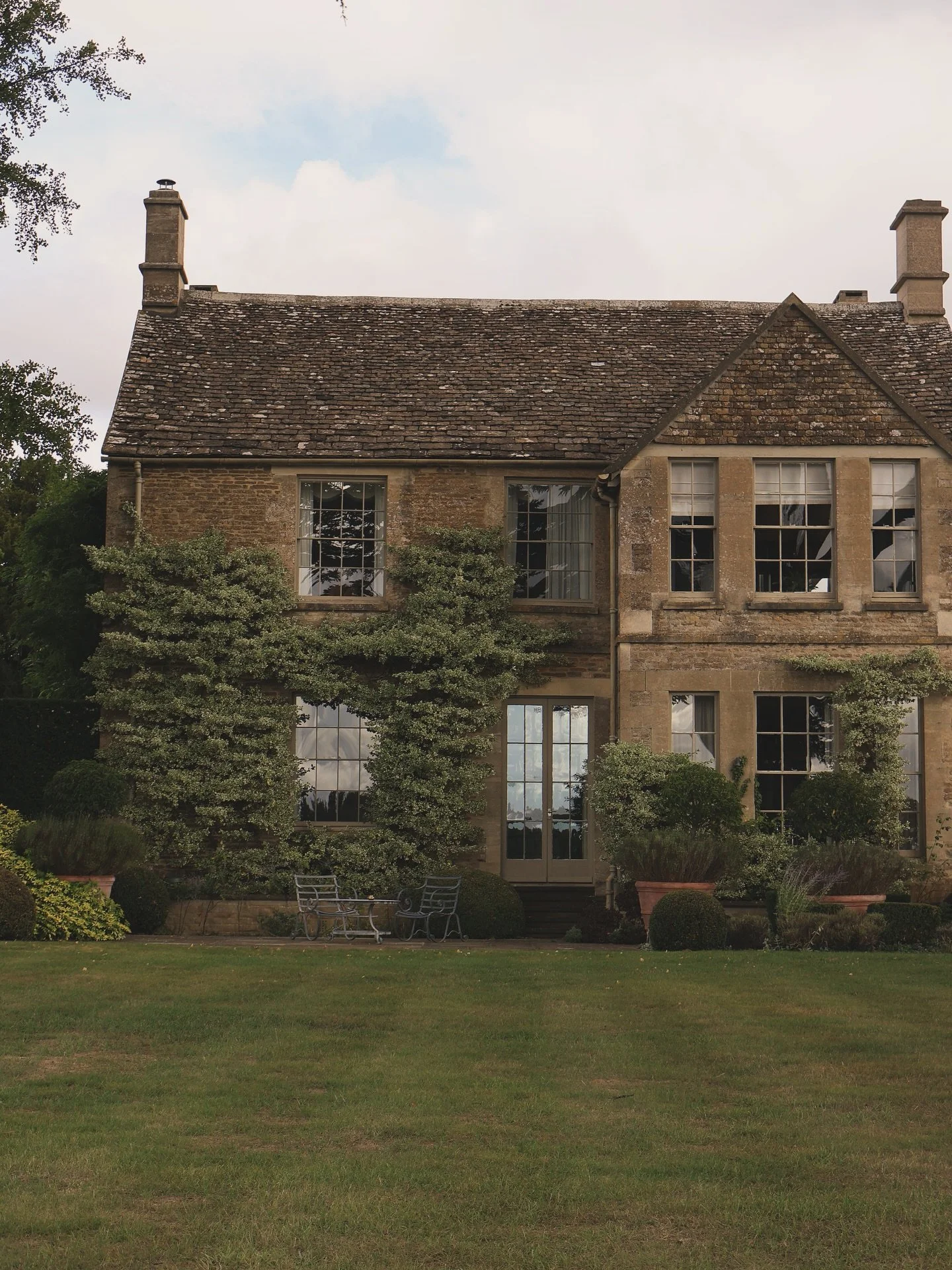 Last week I had the pleasure of being invited to @thyme.england, and it&rsquo;s safe to say I&rsquo;ve fallen under its spell. Tucked away in the heart of the Cotswolds, it feels less like a hotel and more like a little village where time has quietly