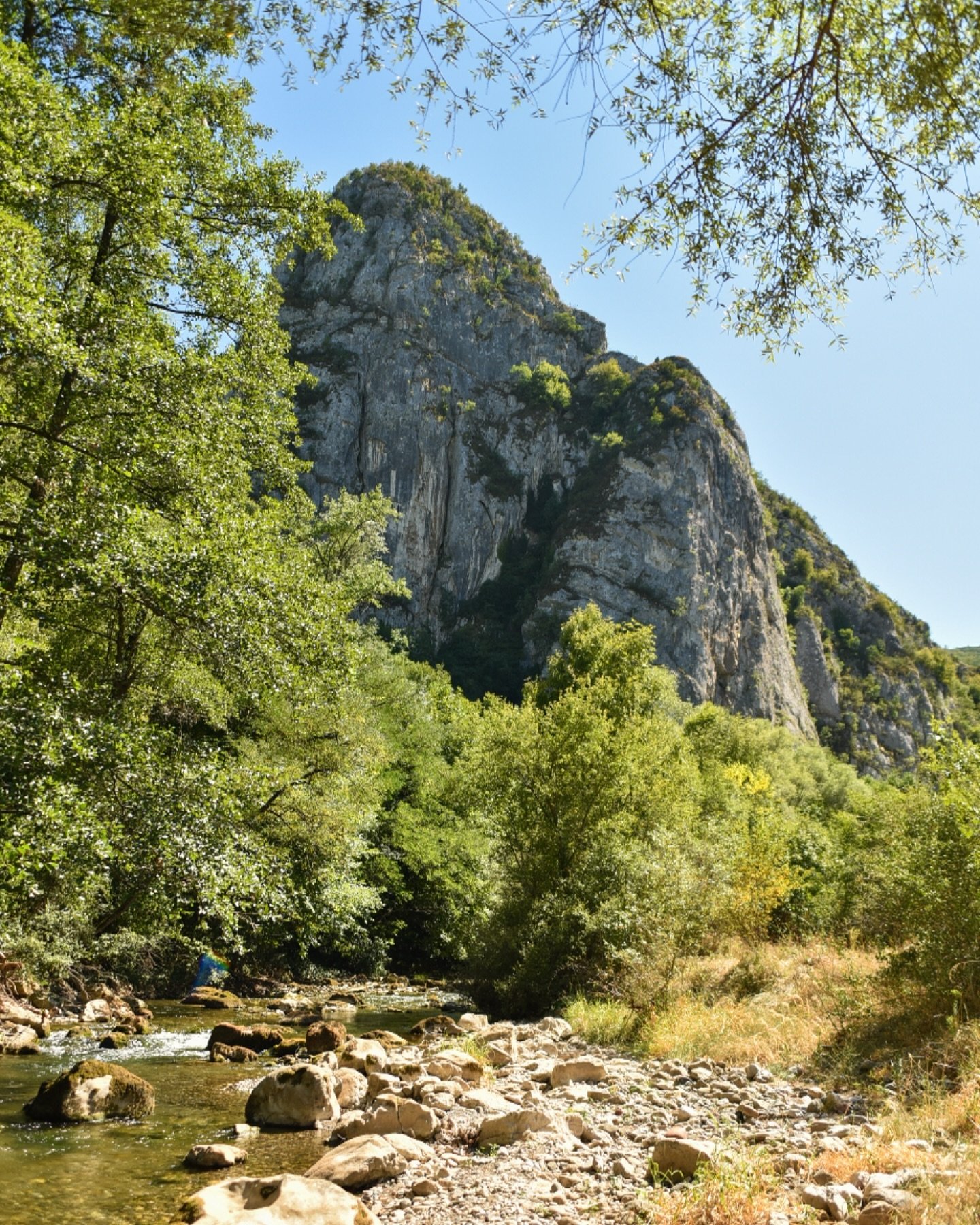 Vlasi, sme&scaron;teno nedaleko od Pirota i Dinitrovgrada, jedno je od najzanimljivijih i najmanje istraženih sela ovog kraja 🏞️🏔️
Selo, kao i sam kraj, je dom mnogobrojnih retkih biljnih i životinjskih vrsta zbog čega potpada pod za&scaron;tićeno 