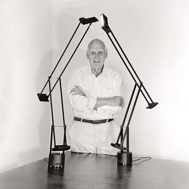 Richard Sapper avec deux lampes TIZIO.