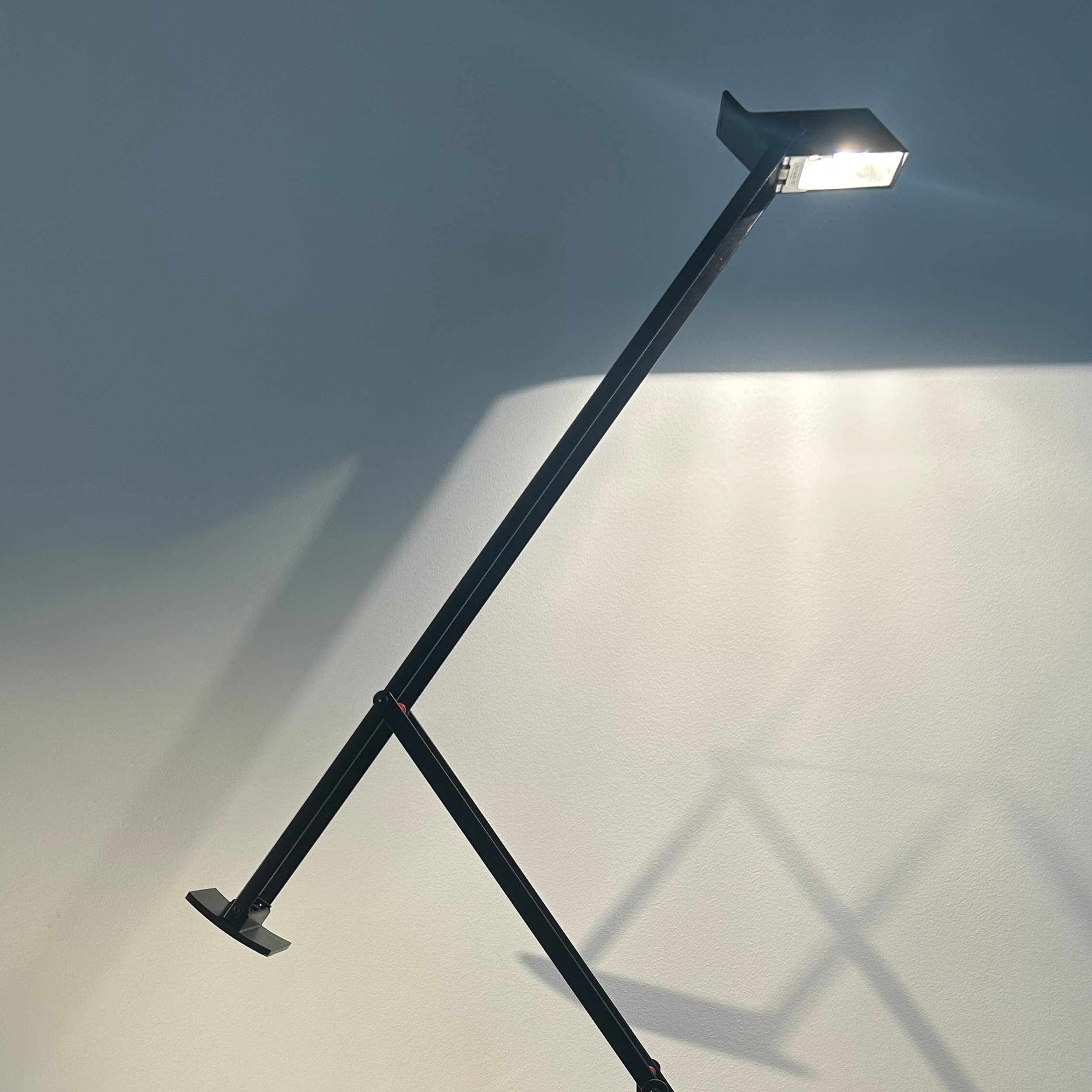 Lampe balancier Tizio , modèle 50 dessiné par Richard Sapper pour Artemide en 1972