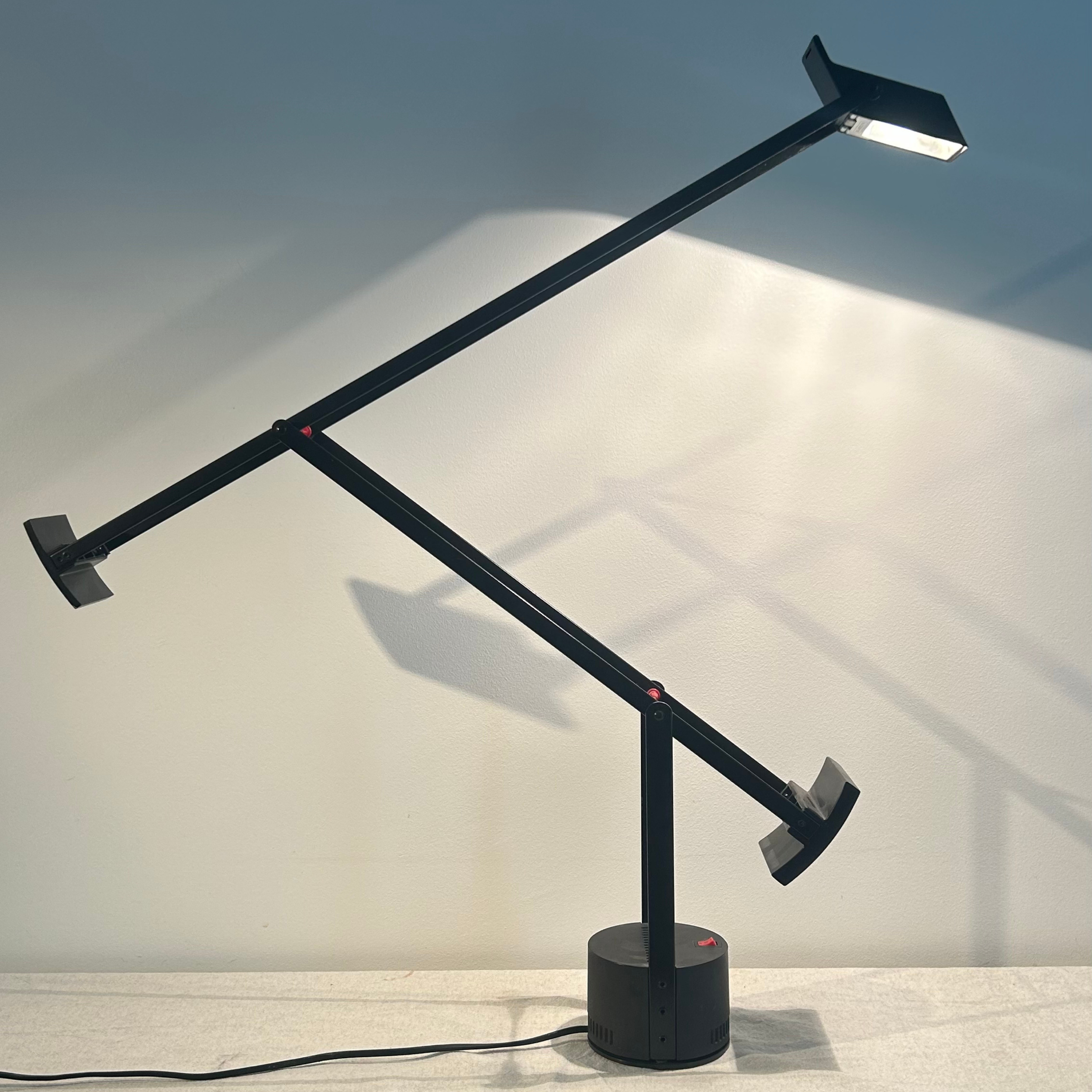 Lampe balancier Tizio , modèle 50 dessiné par Richard Sapper pour Artemide en 1972