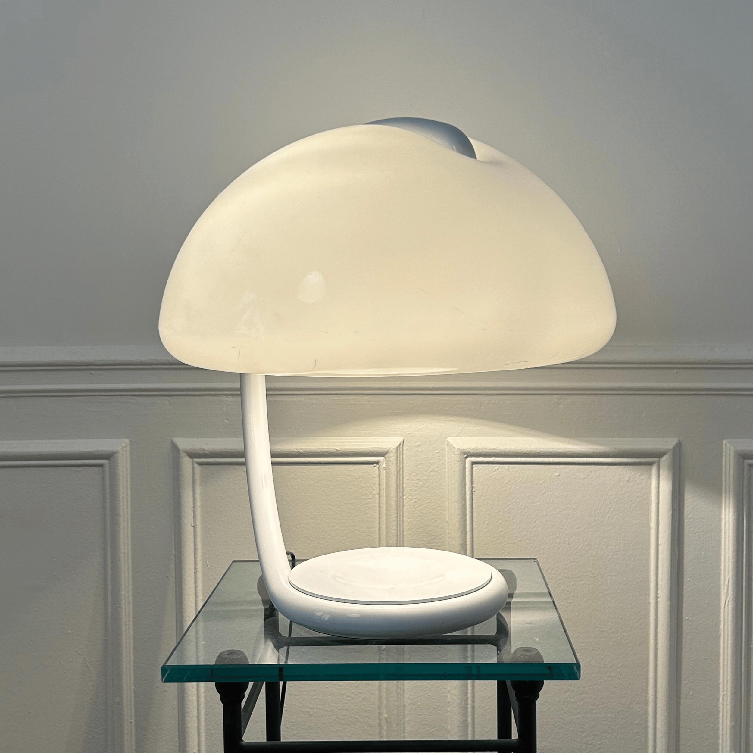 La lampe à poser Serpente 599, conçue par Elio Martinelli en 1965