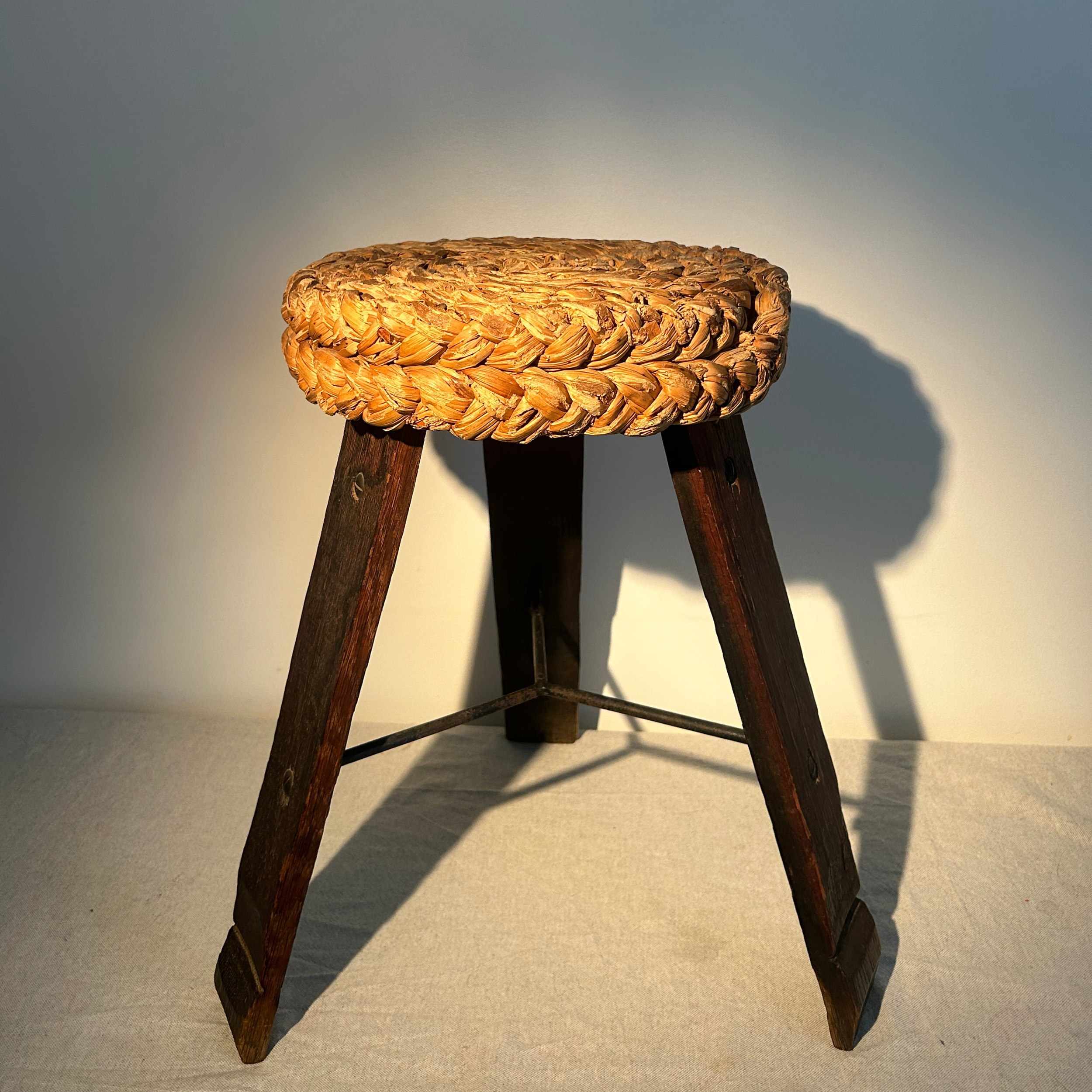 Tabouret tripode en bois et raphia tressé d'Adrien Audoux & Frida Minet, circa 1950, France.