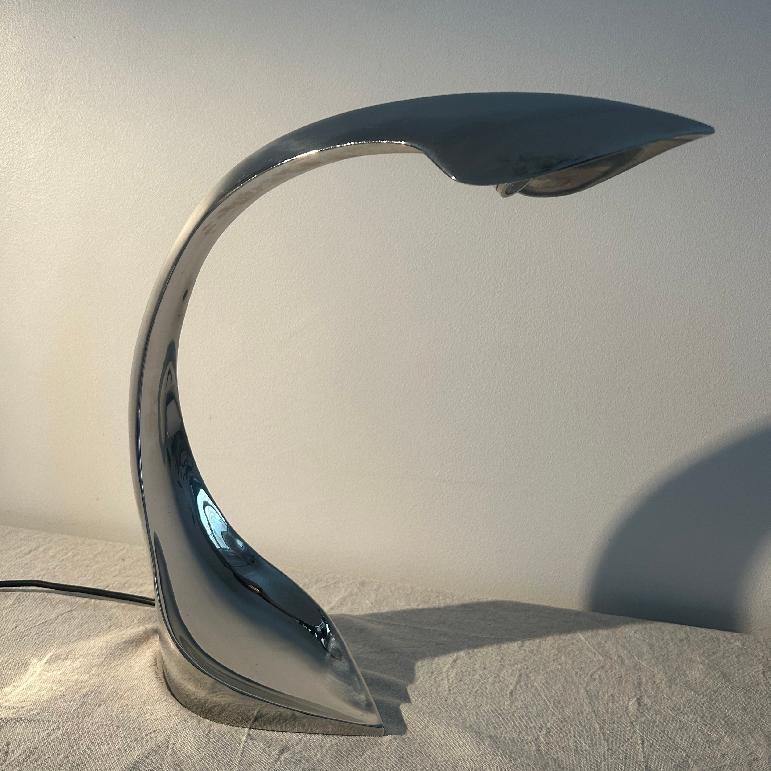 Lampe de table Cygne en inox poli, aussi appelée Requin du designer et sculpteur parisien Guillaume Piéchaud.