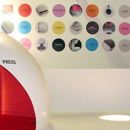 Siège haut dit HERMANO en aluminium avec une assise colorée d’un orange et violet vif imaginé par Mario Mazzer pour YCAMI pour le SALON DEL MOBILE de Milan en 2004.