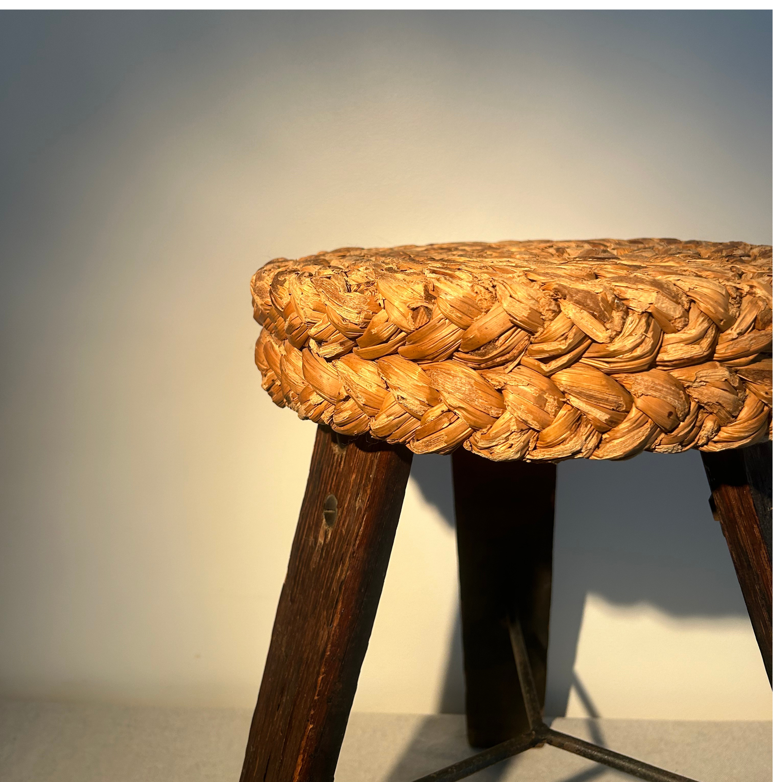 Tabouret tripode en bois et raphia tressé d'Adrien Audoux & Frida Minet, circa 1950, France.