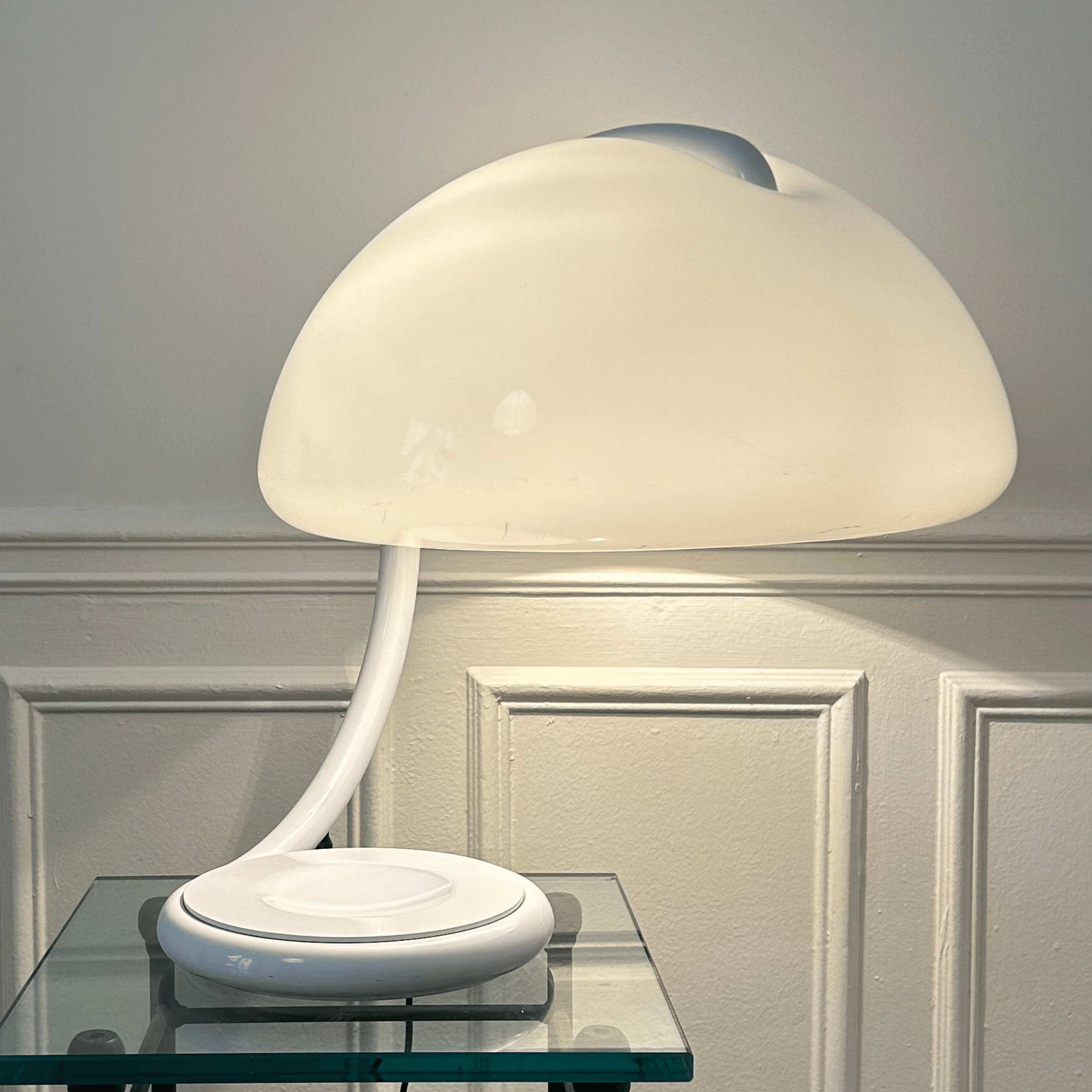La lampe à poser Serpente 599, conçue par Elio Martinelli en 1965