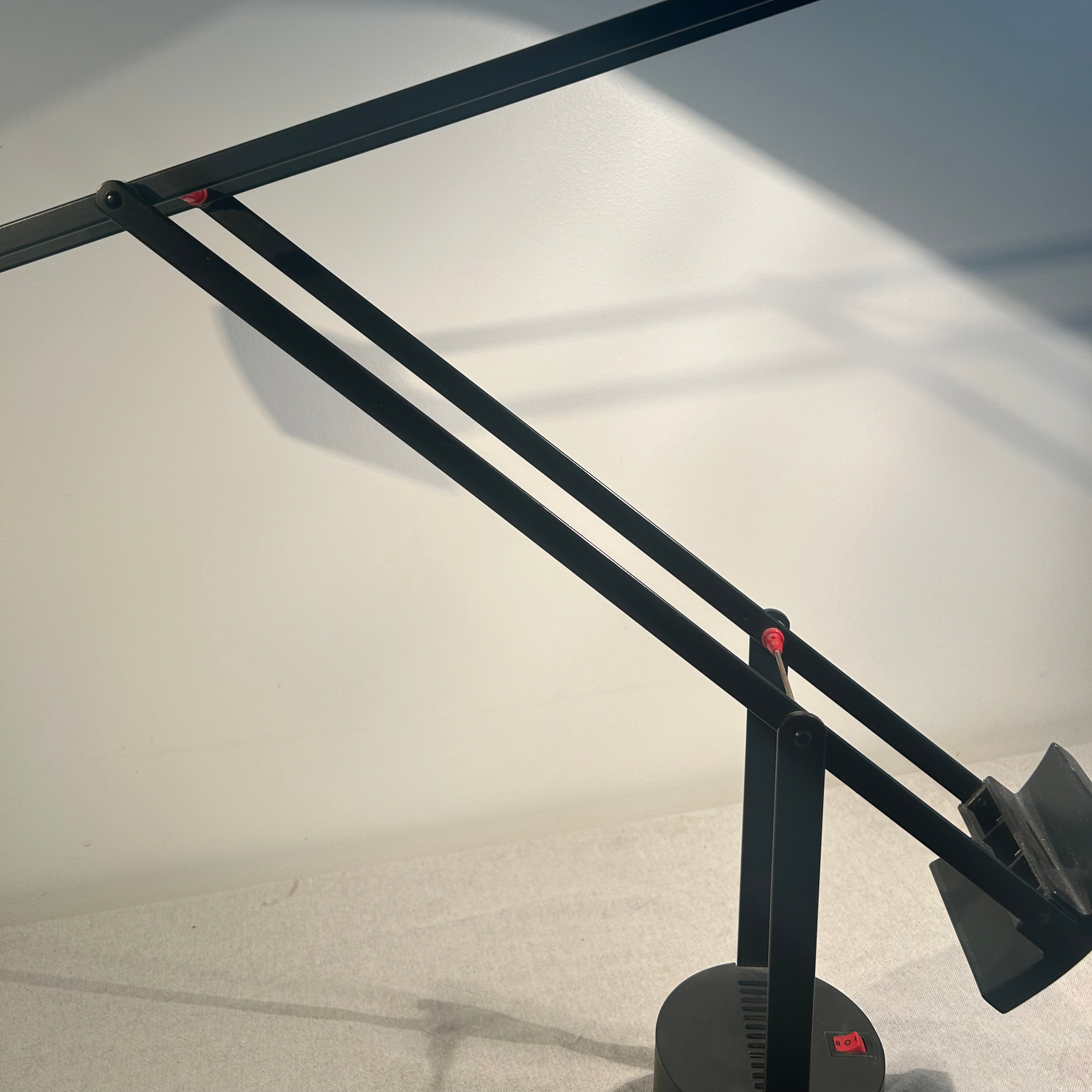 Lampe balancier Tizio , modèle 50 dessiné par Richard Sapper pour Artemide en 1972