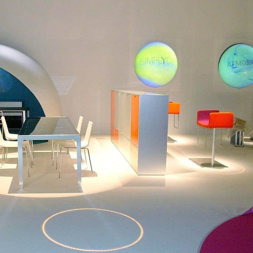 Siège haut dit HERMANO en aluminium avec une assise colorée d’un orange et violet vif imaginé par Mario Mazzer pour YCAMI pour le SALON DEL MOBILE de Milan en 2004.