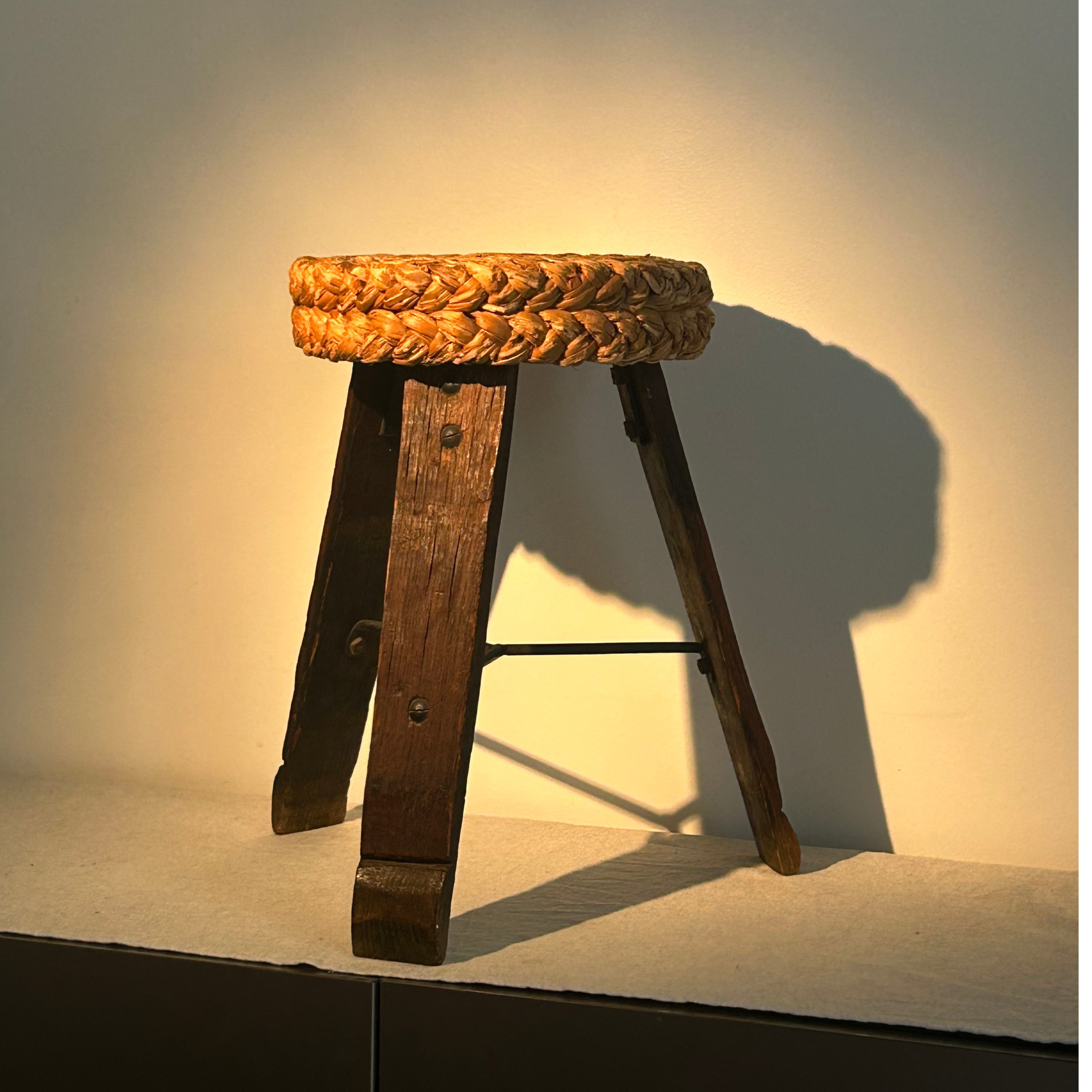 Tabouret tripode en bois et raphia tressé d'Adrien Audoux & Frida Minet, circa 1950, France.