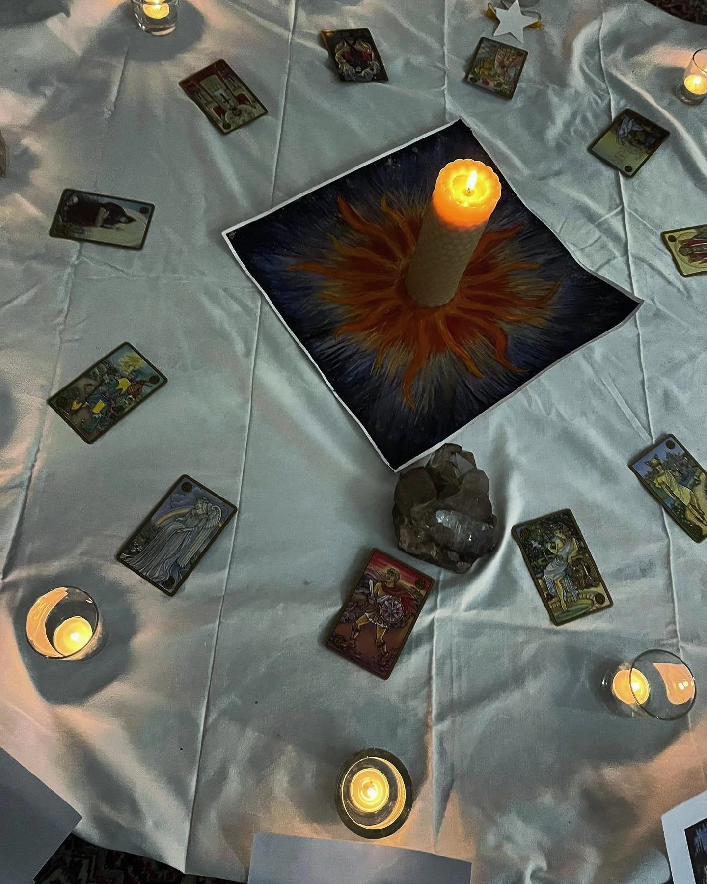 Erlaube dir, die Ruhe und den Schutz der Dunkelheit zu sp&uuml;ren. Sei dir bewusst, wie das Licht die Dunkelheit erhellt, und lass es dich an die Hoffnung und den Neubeginn erinnern.✨🌞🪔