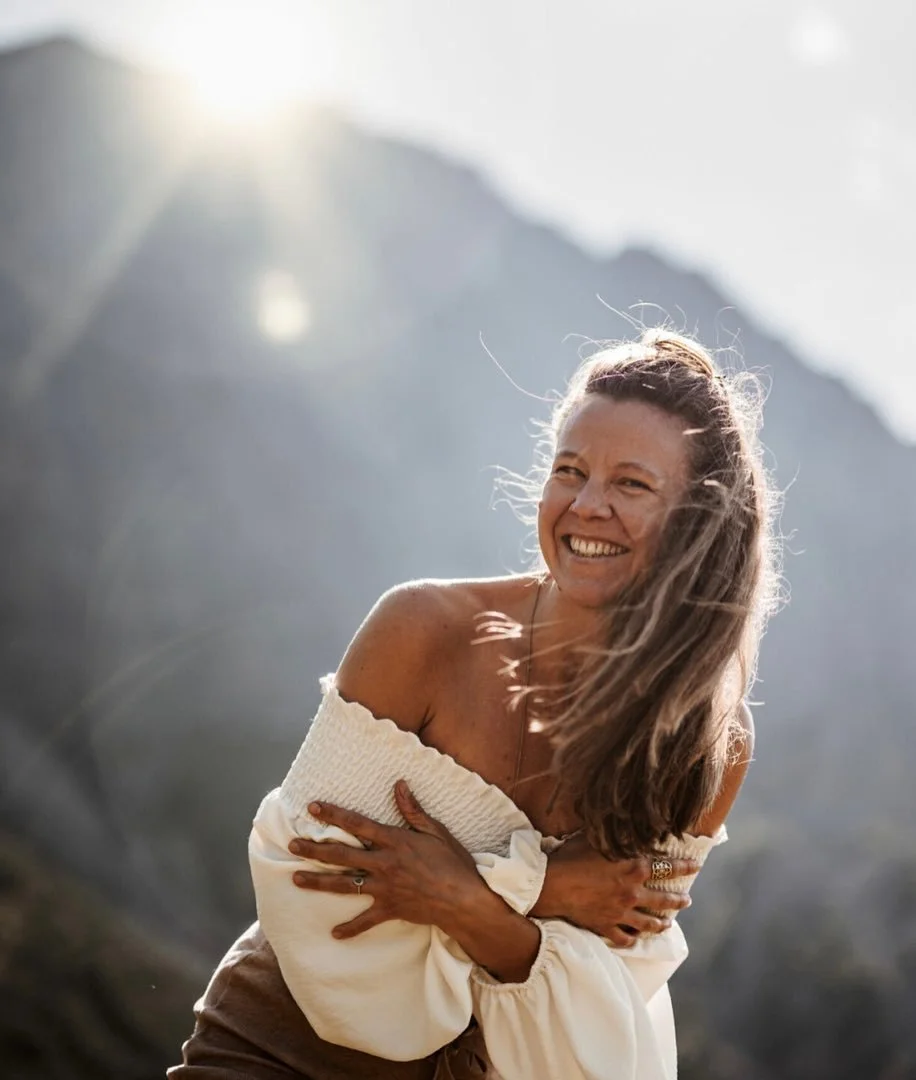 Juuhu das Sonnentempel Team w&auml;chst und bl&uuml;ht: Alle im Dorf kennen sie: Ronja, die mit ihrer warmen Ausstrahlung, jahrelangen Erfahrung und feinem Gesp&uuml;r f&uuml;r Menschen tief ber&uuml;hrt. Als ausgebildete Yoga-Lehrerin, Yoga-Nidra-Tr