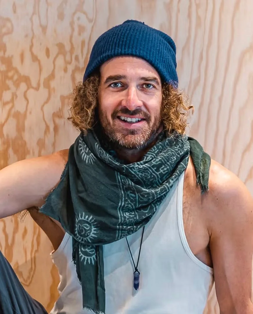 Juuhu das Sonnentempel Team w&auml;chst und bl&uuml;ht: Scott kommt mit seinem heilenden Spirit und seiner ruhigen, friedvollen Pr&auml;senz als Atemtherapeut zu uns in den Tempel. Einmal im Monat l&auml;dt er zu tiefgehenden, gef&uuml;hrten Breathwo