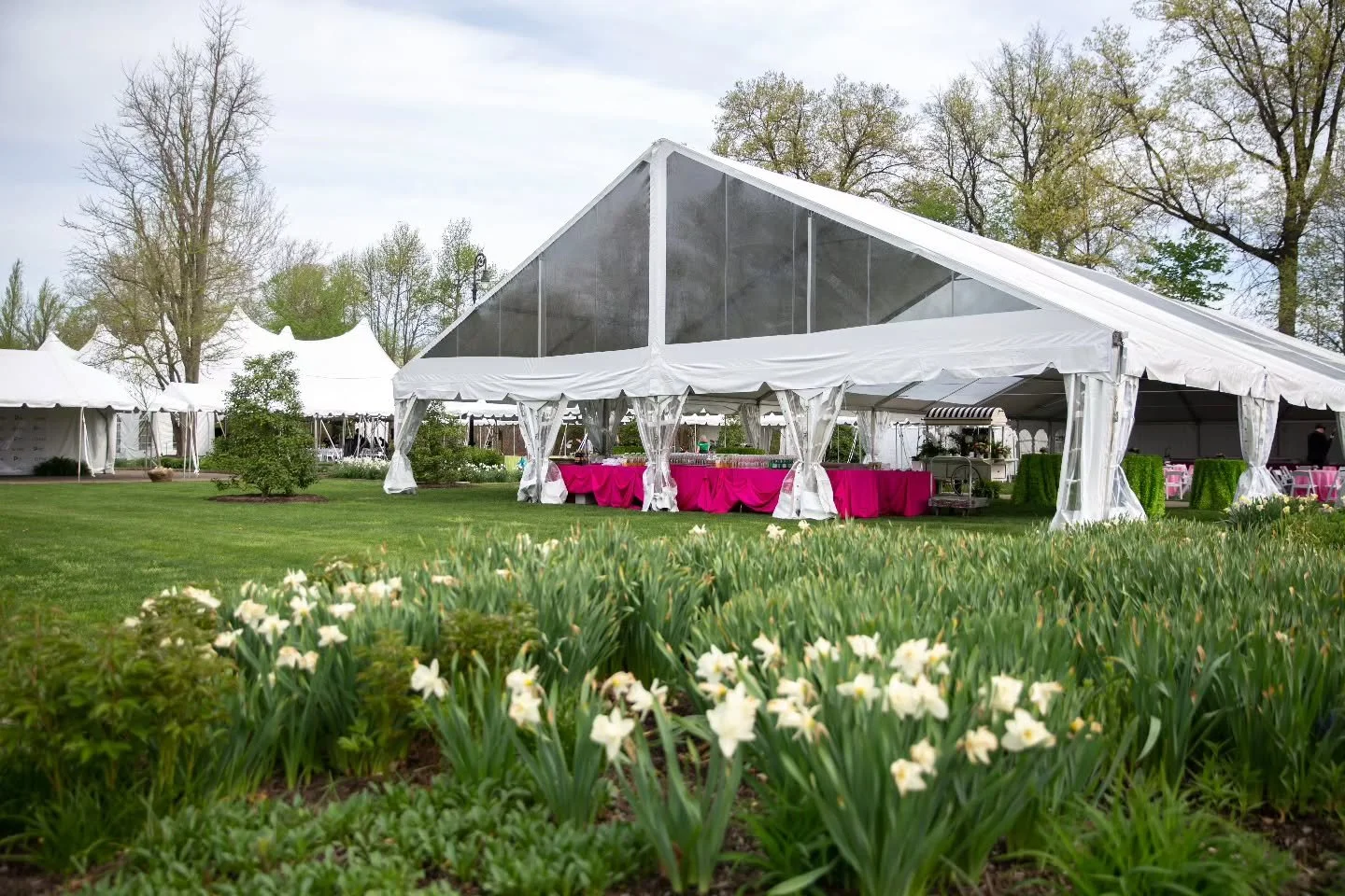 It&rsquo;s easy to fall in love with bold ideas like oversized florals, tall centerpieces, or dramatic installations. 

But design should always respect proportion 💯

Low ceilings call for wide, layered design instead of height. 

A large ballroom n