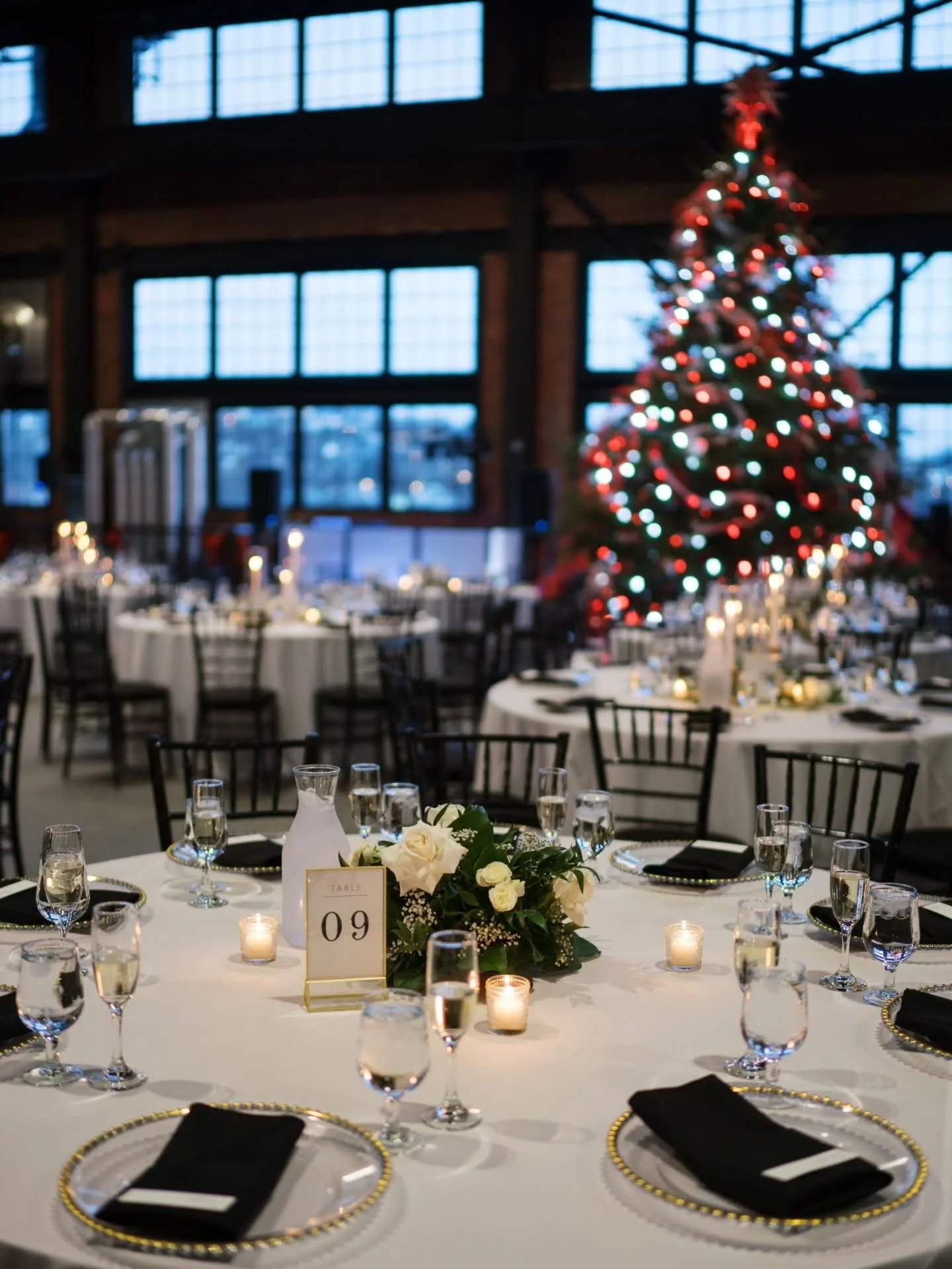 The holidays are quickly approaching and I'm already in my feels 🥰

There&rsquo;s a special kind of joy when a wedding collides with the holiday season. 

✨ The twinkle lights
👫 Family in town
💕 Love layered with nostalgia

It&rsquo;s a celebratio