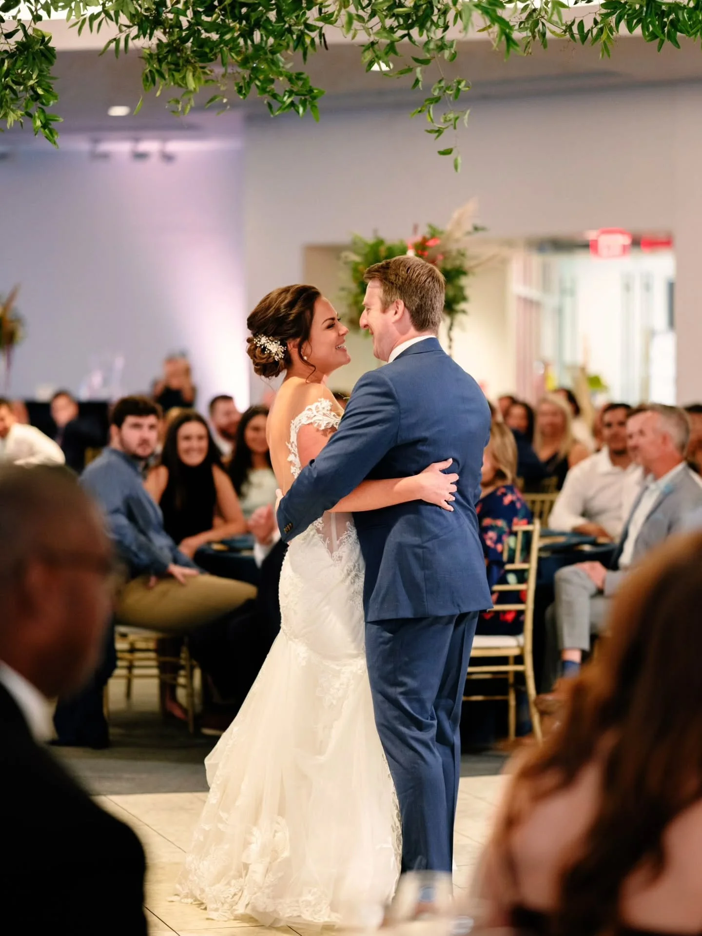 ✨Event Mistakes That Are Actually Easy to Fix✨

Too few bars ➡️ Add a smaller satellite bar to reduce wait lines.

Tight aisles ➡️ Remove unnecessary d&eacute;cor that clutters the space.

Awkward seating ➡️ Mix table sizes to create balance.

Bad li