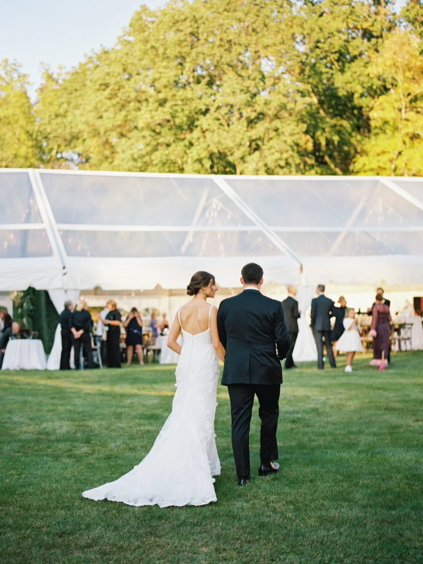 The Install Timeline Nobody Sees 🕜‼️

Monday: mark stake lines, prep area
Tuesday: staking, frame build
Wednesday: flooring, walls
Thursday: lighting, draping
Friday: tables, chairs, bars, lounge
Saturday: florals, linens, tabletop

Tents are basica