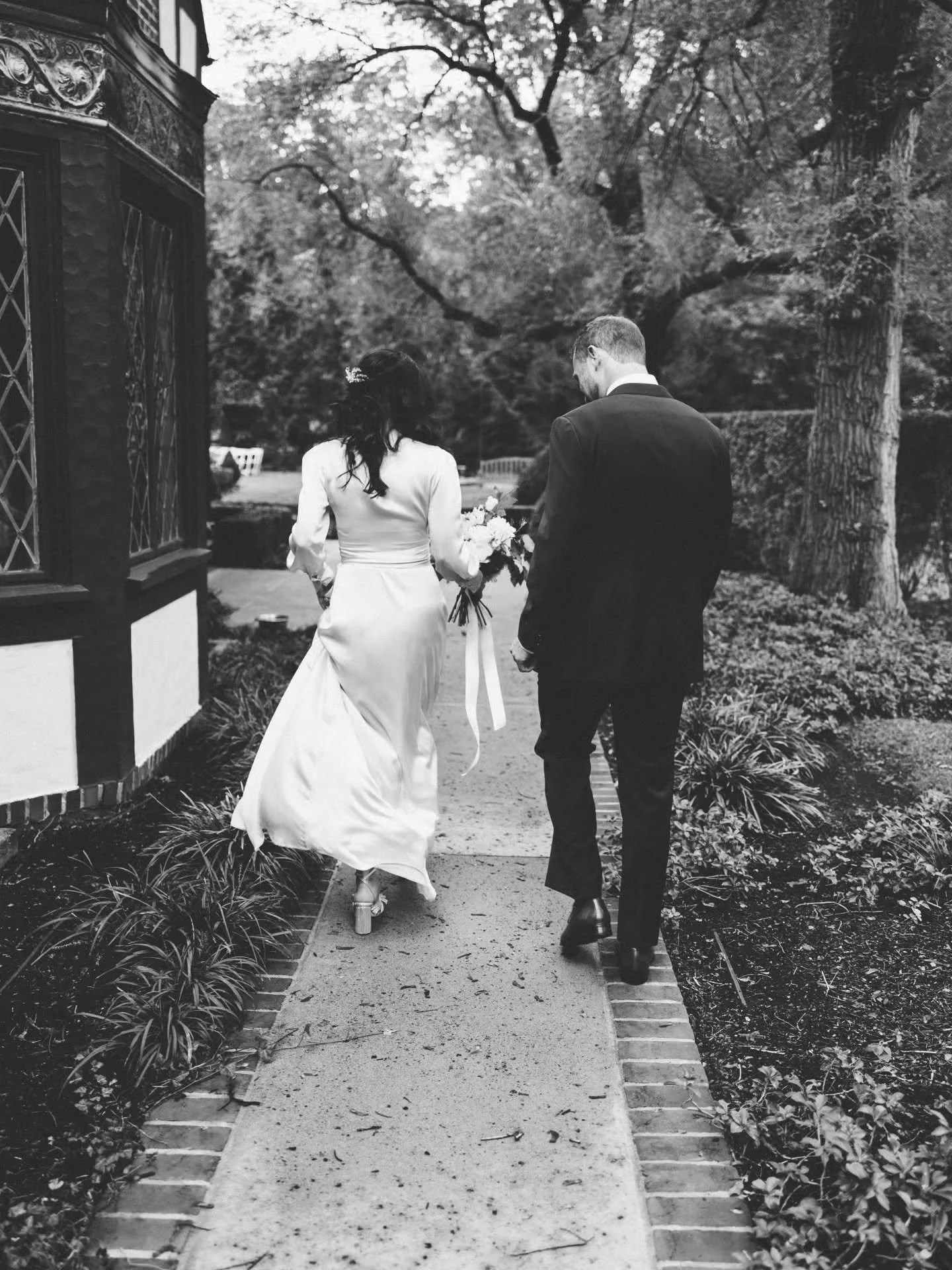 February weddings need more planning than just a pretty palette.

✨ Think about light fading earlier
✨ Cold hands during ceremonies
✨ Coat check
✨ Longer transitions between spaces

Winter weddings can be beautiful, but require a set of trained eyes 