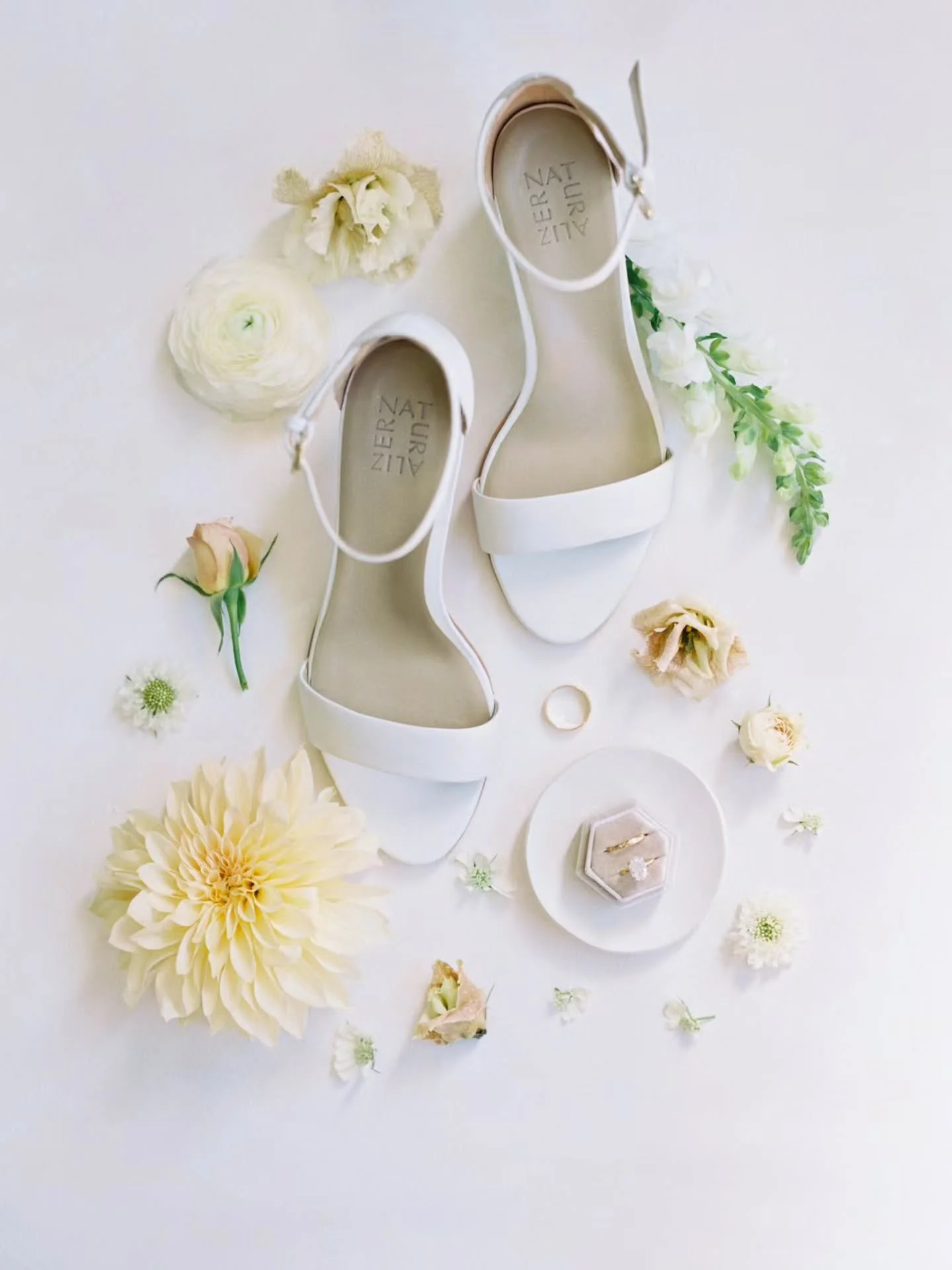 This is your sign to go with bright, sunny wedding colors ☀️💐