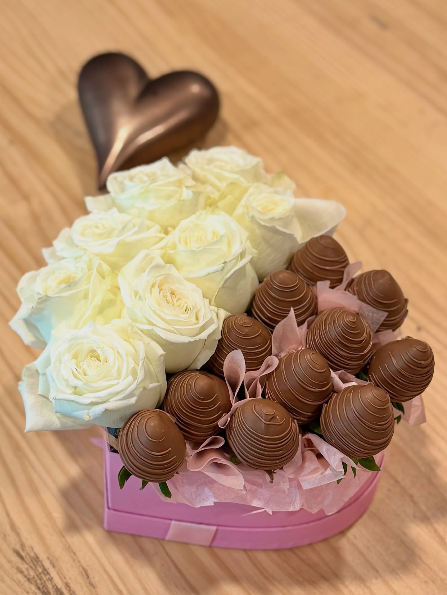 Dulce como el amor, bello como las flores 🤍&hearts;️🍫🍓
Sweet as love, beautiful like flowers &hearts;️🤍🍓🍫

https://berrylona.com/shop/p/chocolate-covered-strawberries-bouquet-with-pink-roses

#chocolatecoveredstrawberriesbouquet #fresasconchoco