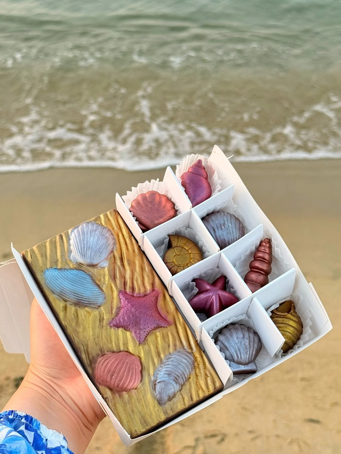 Las olas quedaron atr&aacute;s, pero las conchas de chocolate nos acompa&ntilde;an 🌊🍫💫 🐚

Waves behind us, chocolate seashells ahead 🌊🍫💫 🐚

#seashellchocolates