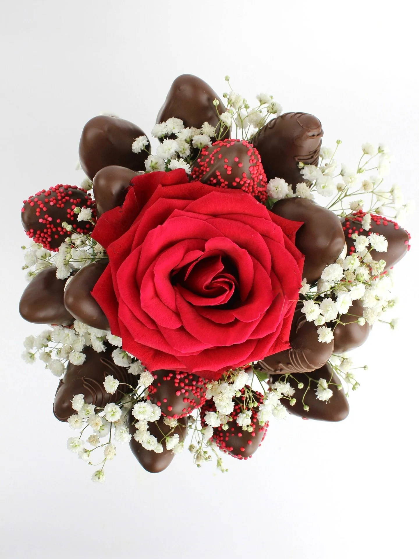 Amor envuelto en chocolate y rosas 🍫❤️🌹

🔗 https://berrylona.com/shop/chocolate-covered-fruits/chocolate-flower-bouquets