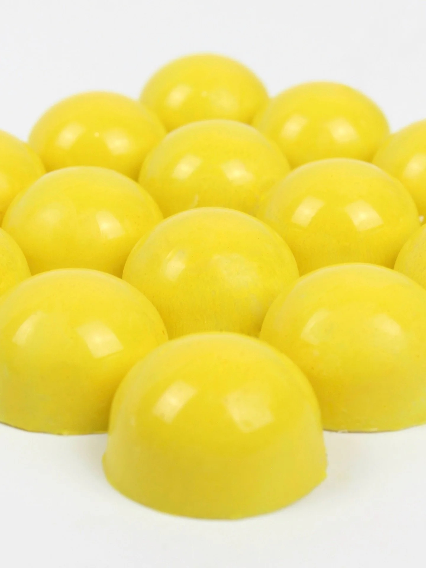 Un equilibrio perfecto entre la dulzura cremosa del chocolate blanco y la frescura c&iacute;trica del lim&oacute;n 🍋

Cada bocado es una explosi&oacute;n de suavidad y energ&iacute;a, ideal para quienes buscan un placer sofisticado con un toque refr