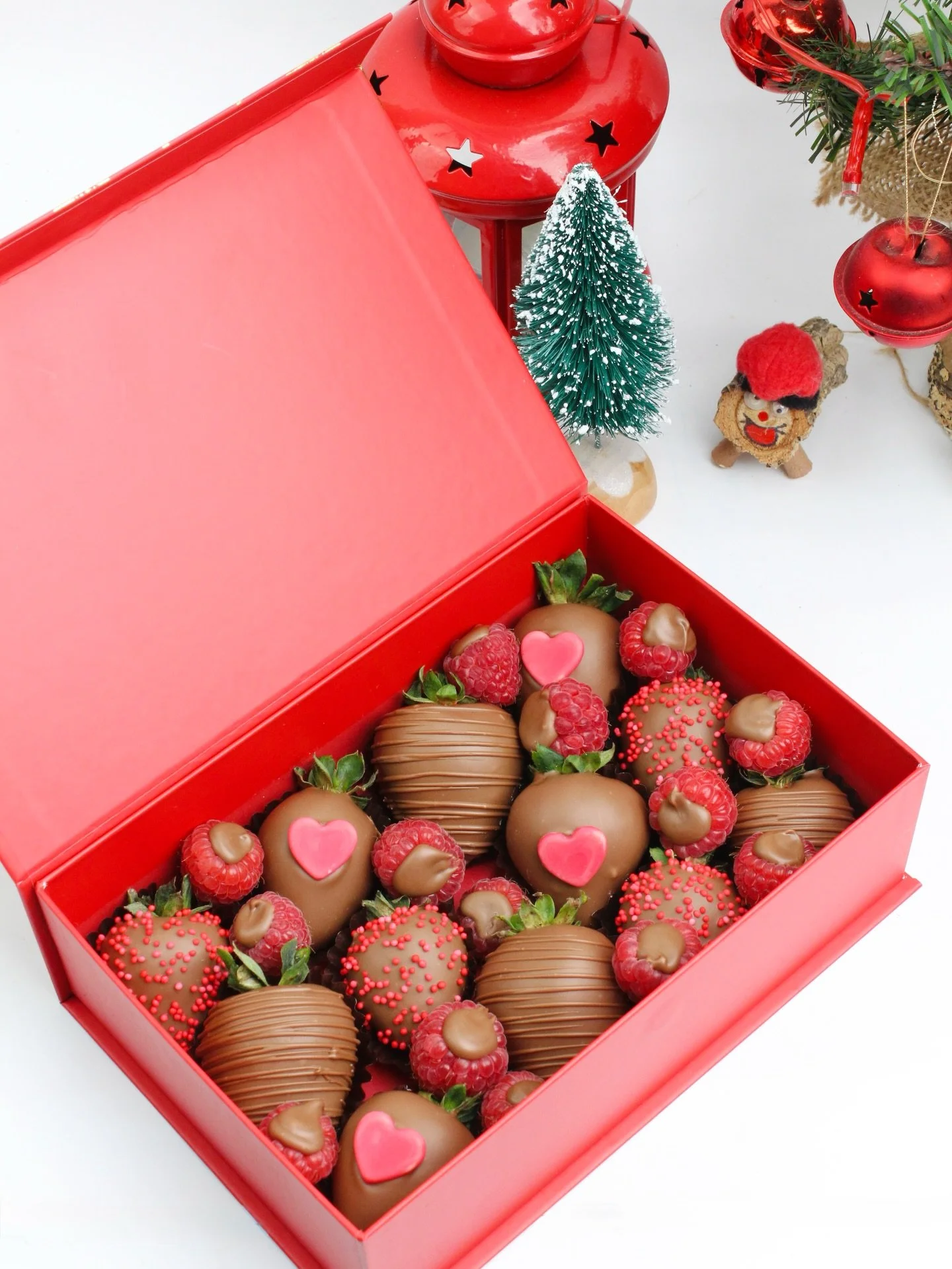 Dulces regalos para tus seres queridos en la Navidad 🍓🍫❤️💚

🔗https://berrylona.com/shop/p/chocolate-covered-strawberries-in-a-christmas-themed-red-box

#berrylona #chocolatecoveredstrawberries #fresasconchocolate