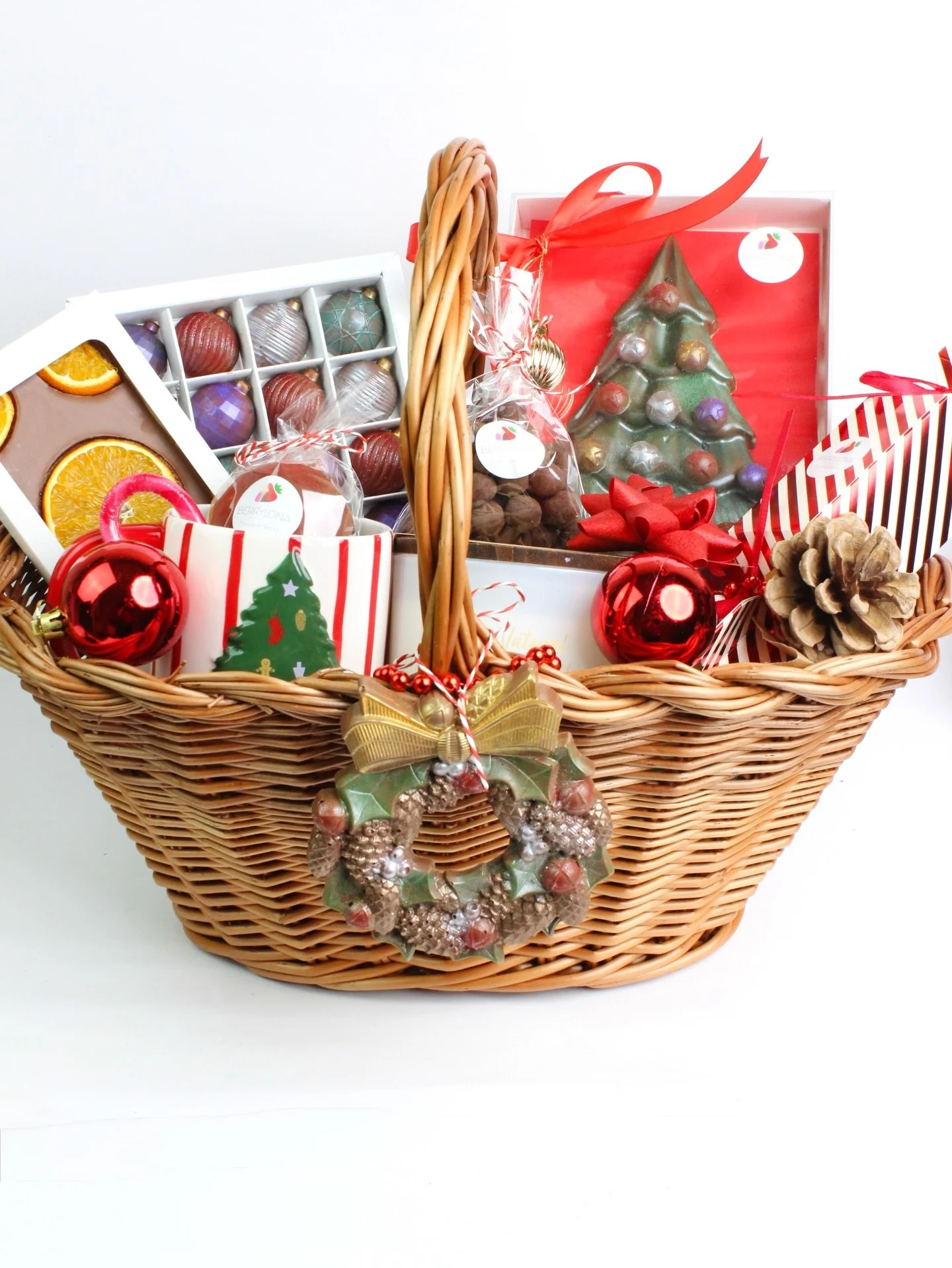 Una cesta navide&ntilde;a llena de alegr&iacute;a 🥰🎄🎊🫶🏻

https://berrylona.com/shop/p/christmas-premium-basket

#christmasbasket #cestanavide&ntilde;a