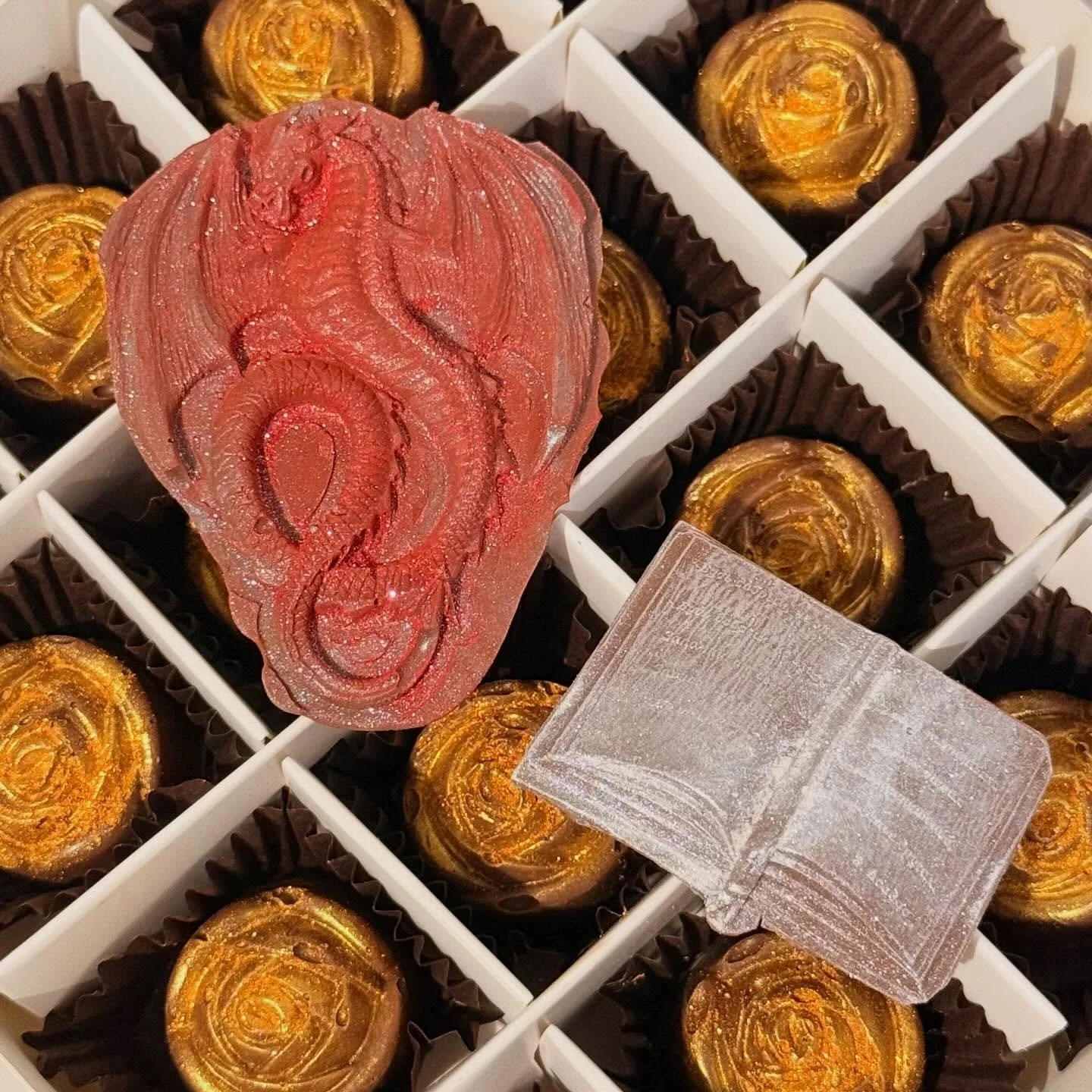 El amor se encuentra con el hero&iacute;smo 🌹🐉⚔️📖 #santjordi 

🔗 https://berrylona.com/shop/sant-jordi