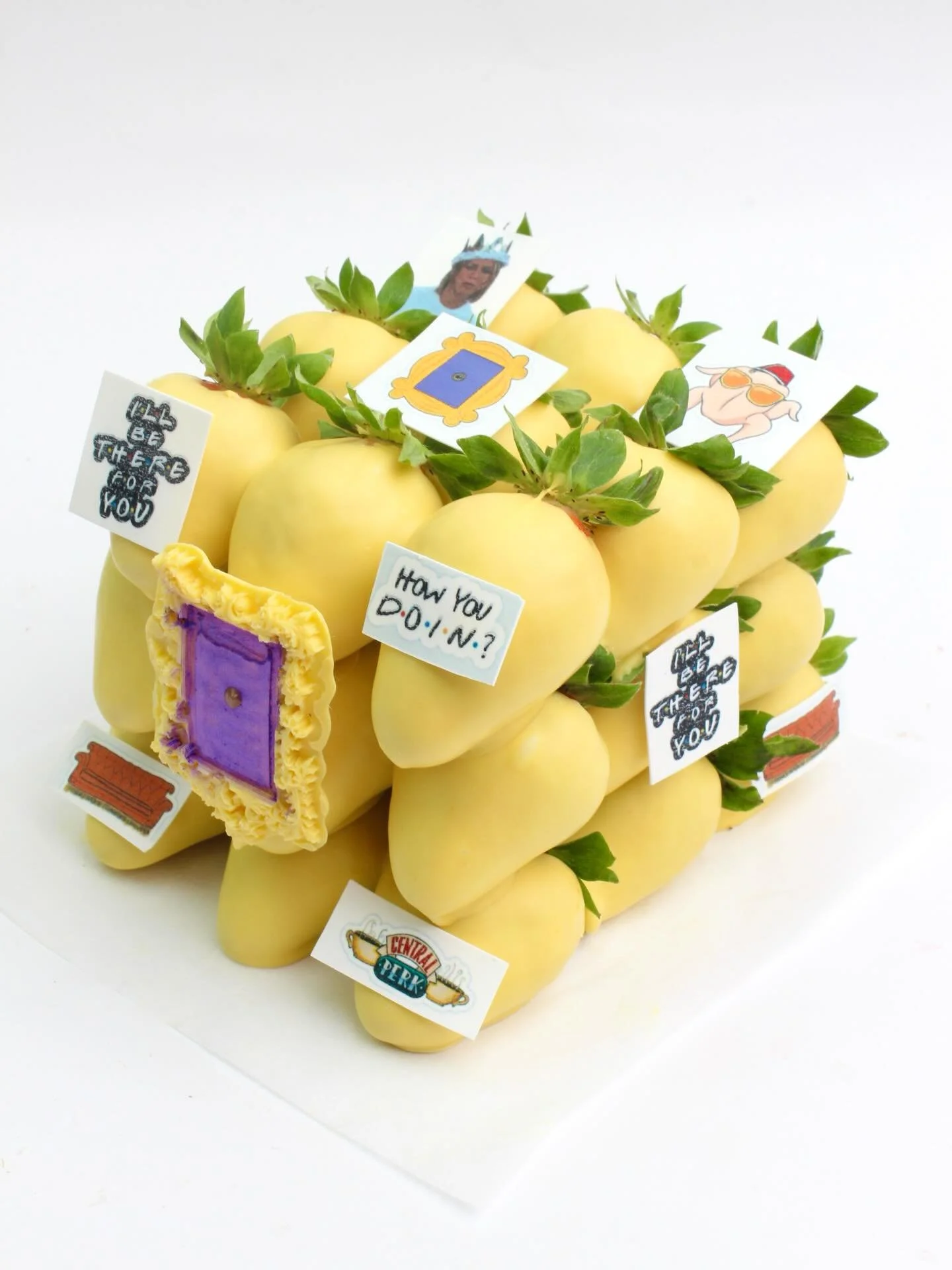 &ldquo;Friends&rdquo; Tema de Tarta de Fresas con Chocolates, notas comestibles especial para cumplea&ntilde;oos de @lacasitadedulces.bcn 🥳💜💛

https://berrylona.com/shop/p/friends-themed-chocolate-covered-strawberries-cake

#friends #friendschocol