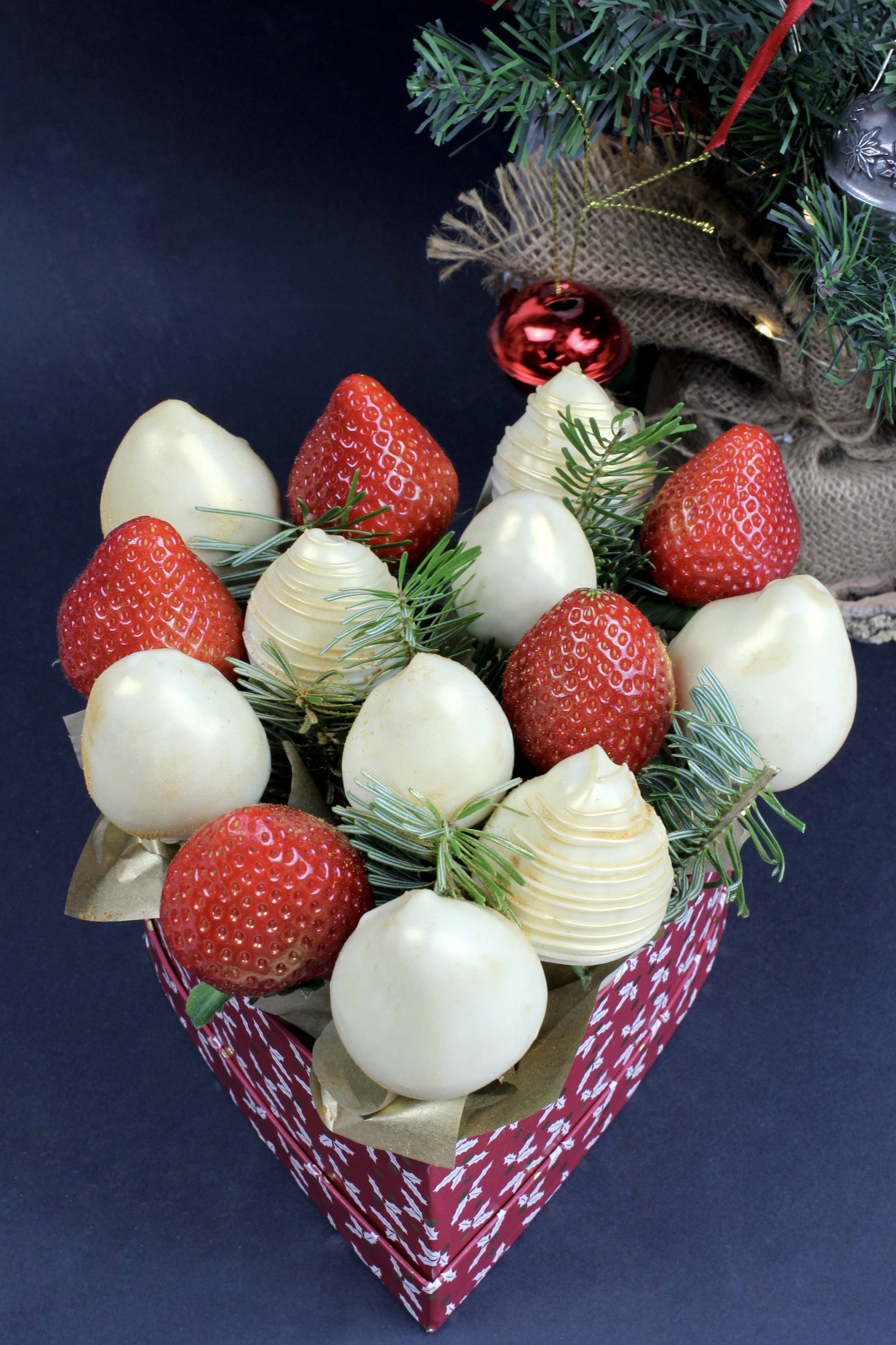 Christmas Themed Chocolate Covered Strawberries