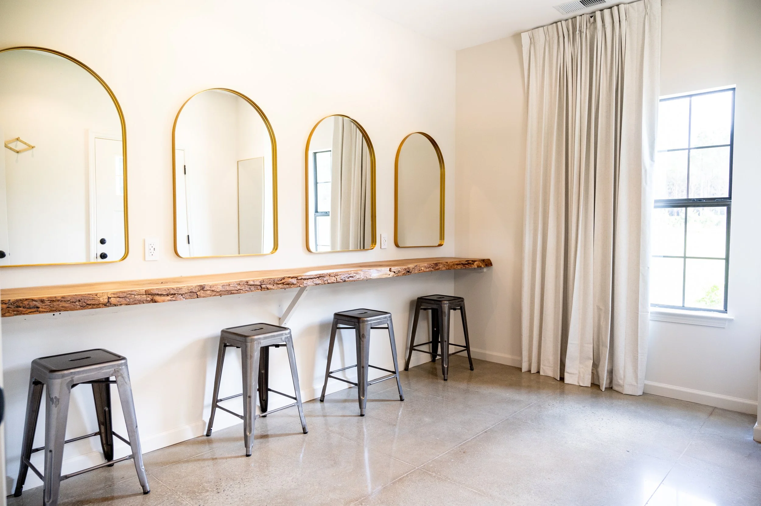 Sawyers Cove Farm bridal room with gold arch mirrors