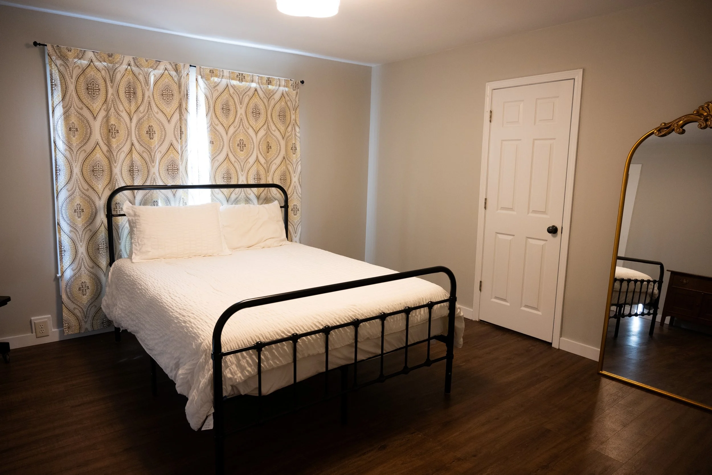 Cozy furnished bedroom in a month-to-month rental home in Calera, Alabama, ideal for relocation, insurance housing, and traveling professionals.