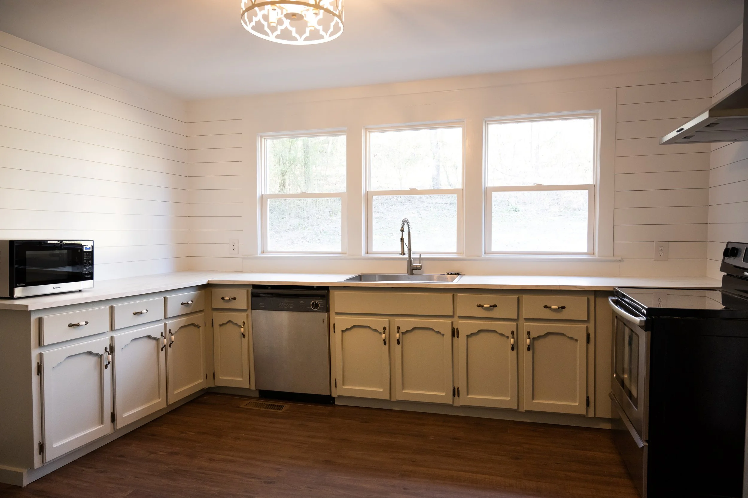 Fully equipped kitchen in a furnished rental home in Calera, Alabama with modern appliances and everything needed for an extended stay.