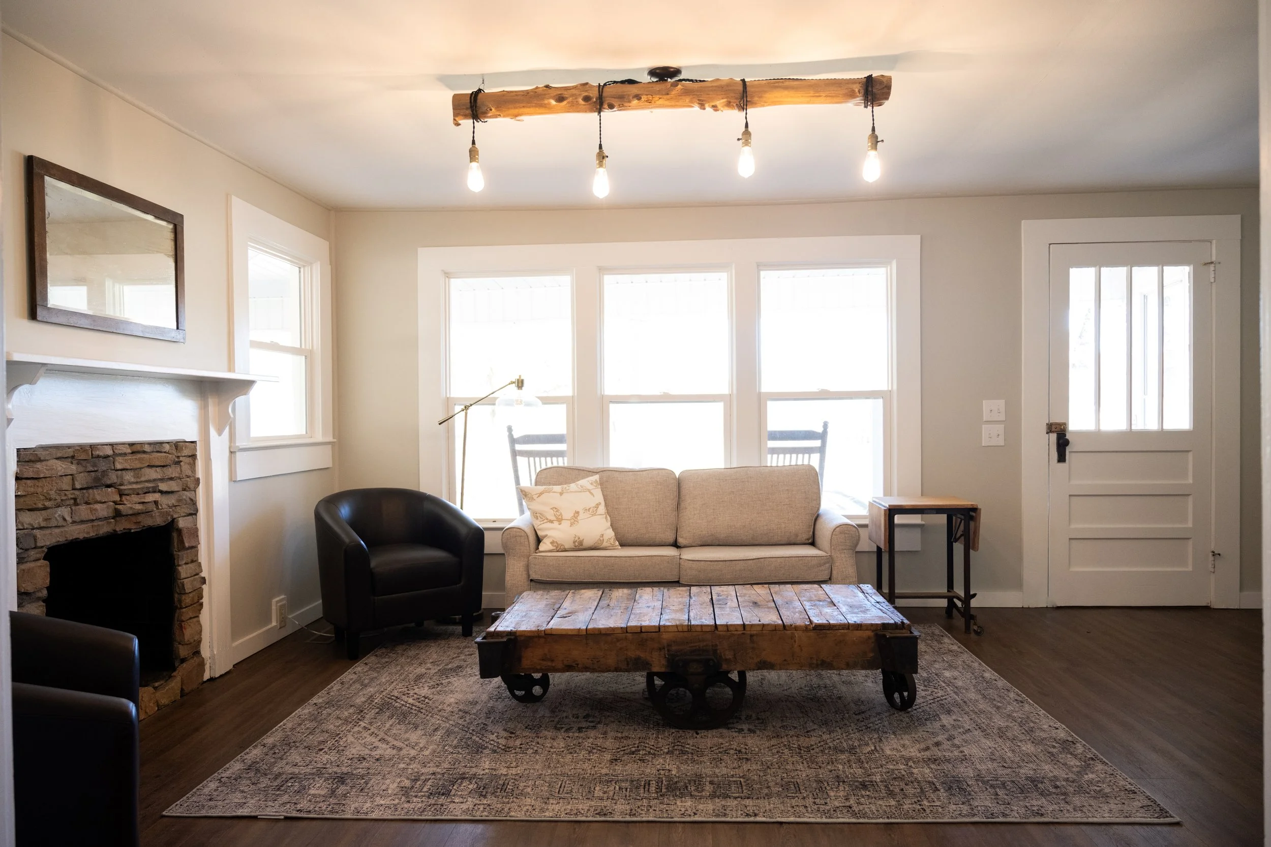 Comfortable living room in a fully furnished corporate housing rental in Calera, Alabama, designed for extended stays and temporary housing.