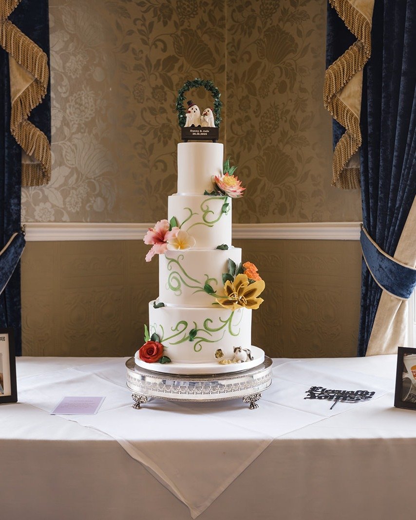 When you are true Disney fans but want to be subtle about it... 

Photographs by @bencummingphotography 

#disneyweddingcake #revealcake #nontraditonalweddingcake #disneyflower #cakecutting #weddingcakedesigneryorkshire #wakefieldcakemaker #spotthevi