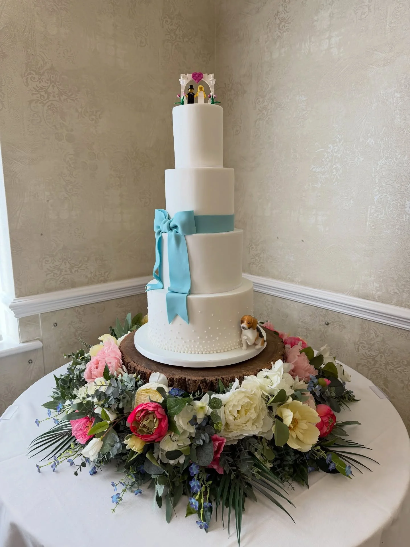 What a busy busy weekend! 
Firstly this stunner of a reveal for Becca and Liam who married at the stunning @rogerthorpemanorhotel on Saturday (huge congratulations to you both 🥰)

And then today, I was back at Rogerthorpe Manor for a wedding fair wi