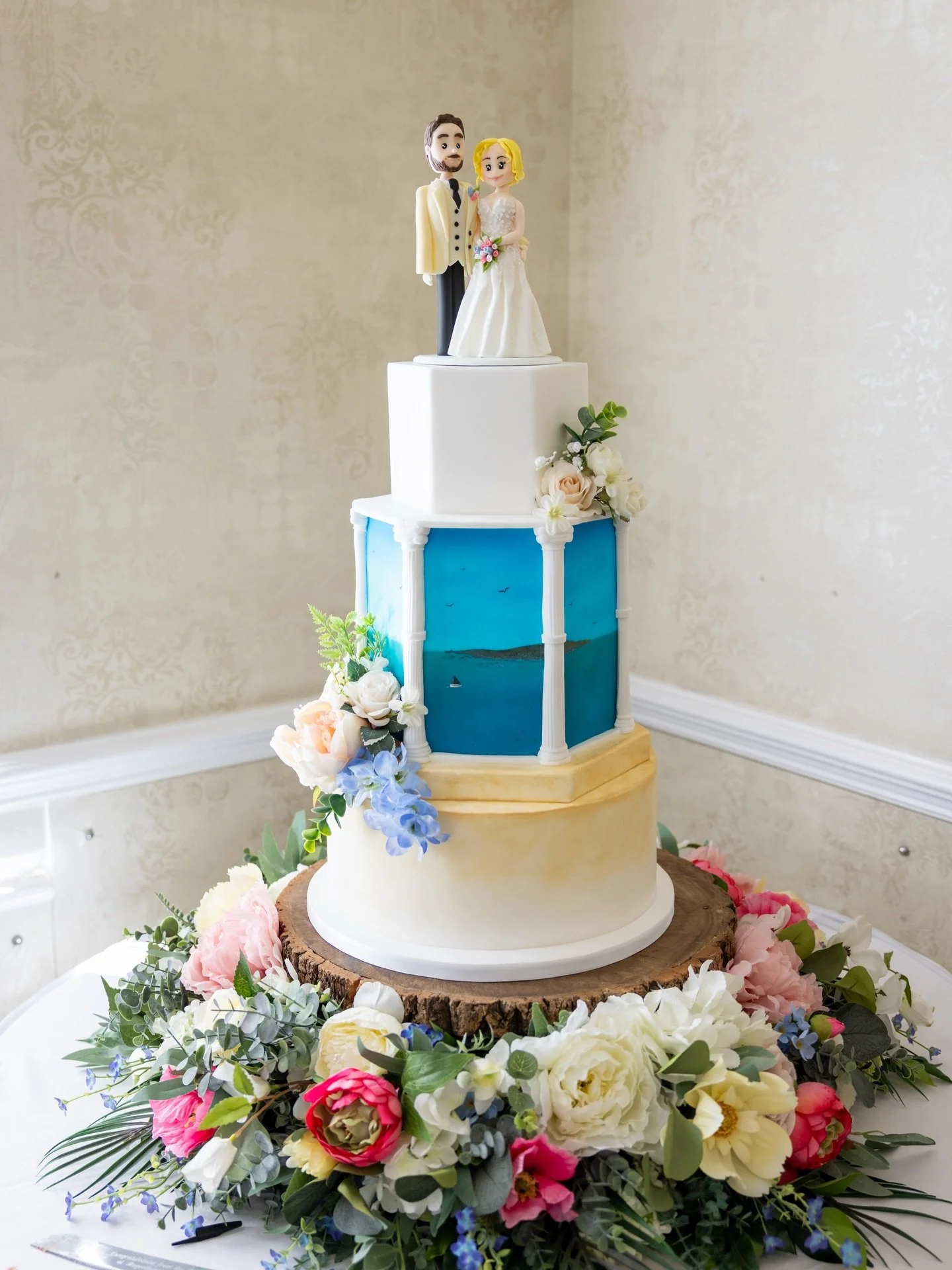 What a day Sunday was! I had so much fun at the @wdx_wedding_events immersive wedding fair at @rogerthorpemanorhotel! It was so good to see one of my cakes cut and enjoyed by the &lsquo;wedding couple&rsquo;! 
Thank you to @andrewjames__photography f