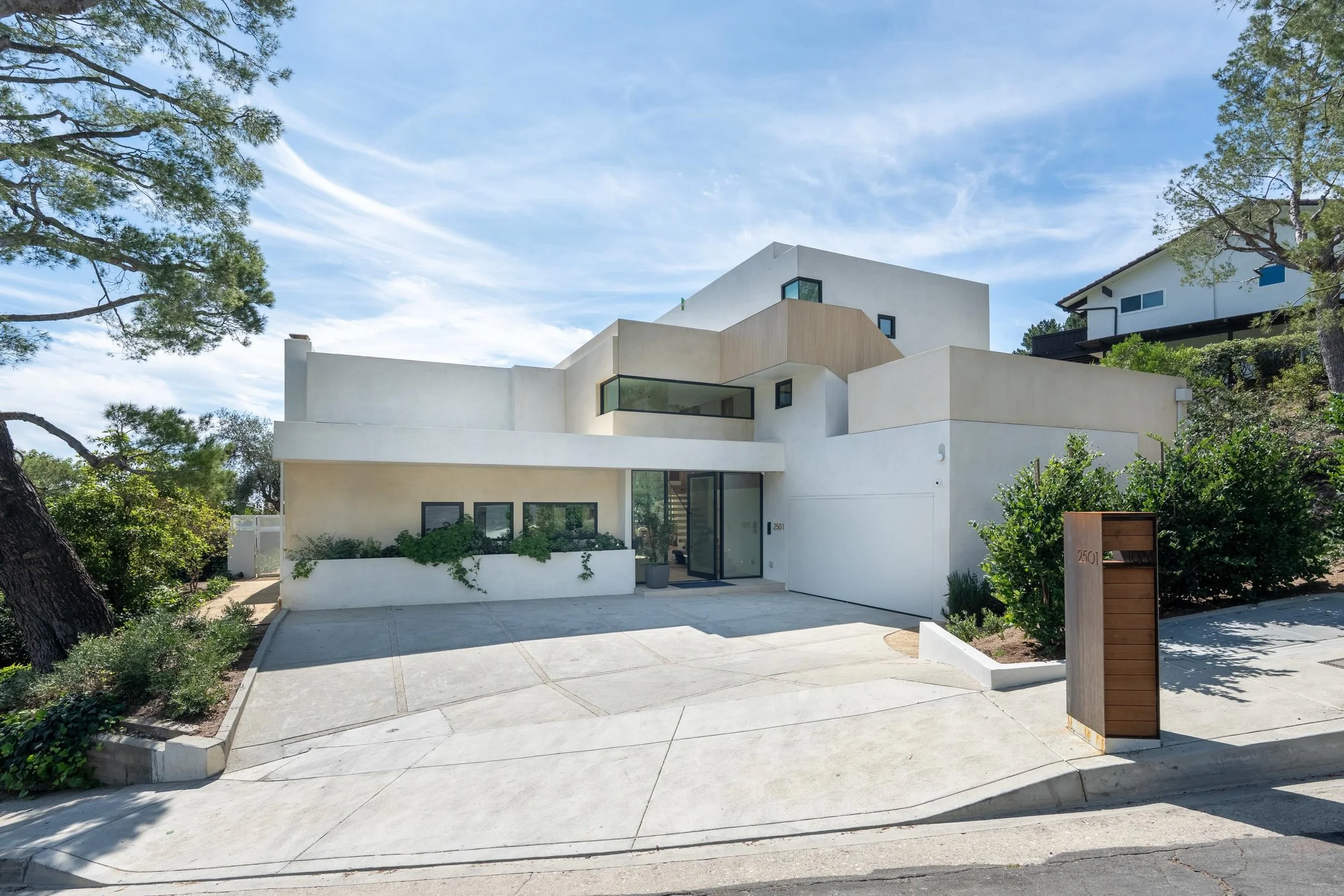 2501 Banyan Dr is a 4 Bed, 4.5 Bath 4200 sqft 3 level home in Brentwood. Contact @caitlincolvinre