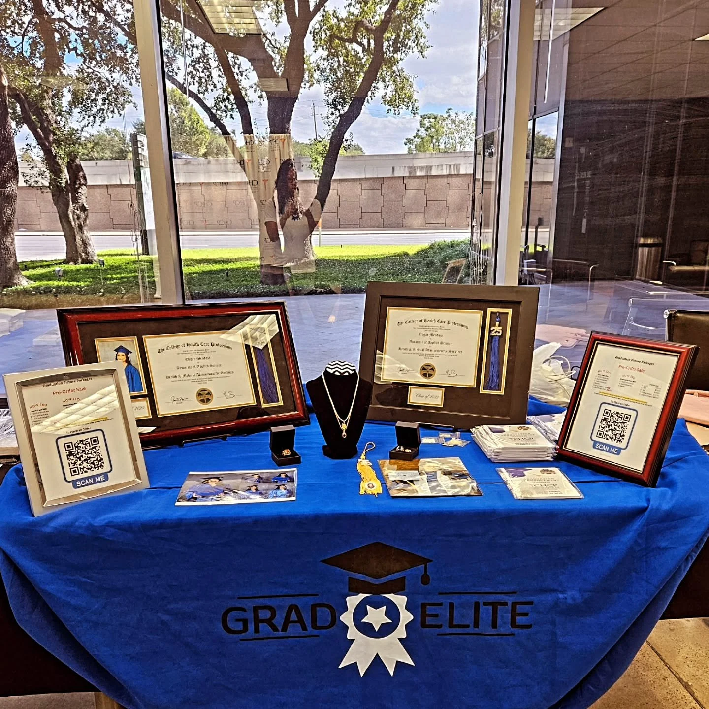 CHCP Houston Southwest 📸
Graduation Photo Pre-Orders &mdash; TODAY
💸 $20 OFF Photo Packages
We&rsquo;re on campus &mdash; come see us!

🔗 Prefer online? Order here: www.gradelitellc.com/chcp

Tag a classmate who needs this reminder! ⬇️

#CHCP #CHC