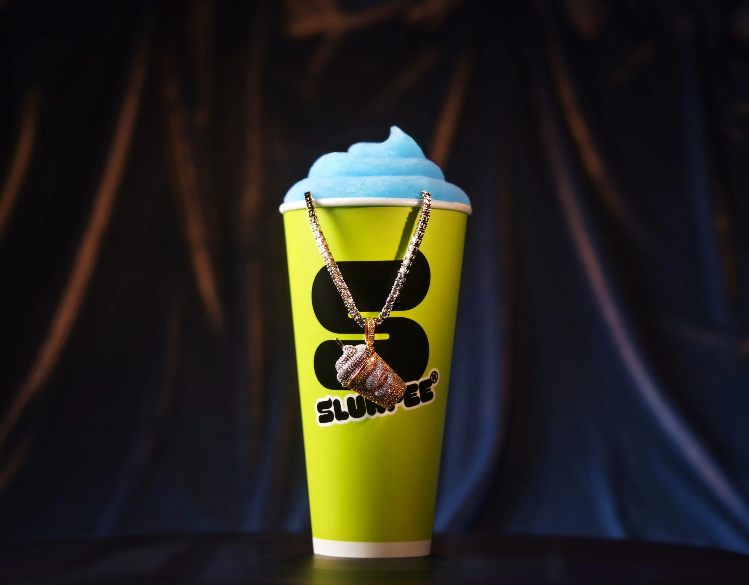 7-Eleven_King Ice_Slurpee_Lg_Cup_Hero_Warm.jpg