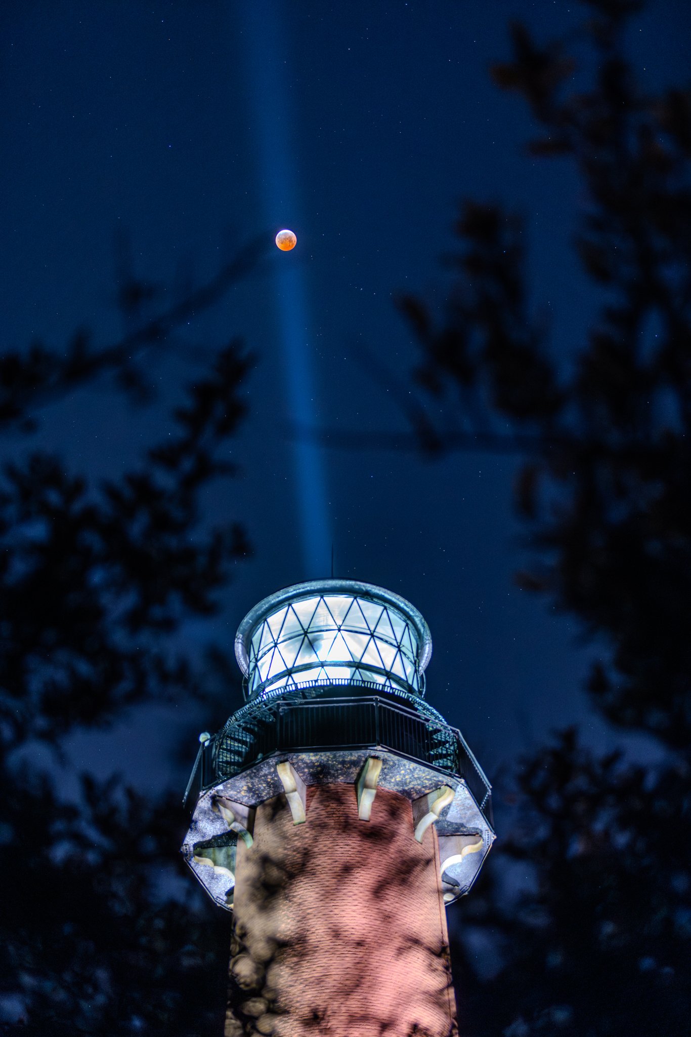 Lunar Eclipse Beam over moon V2 SQ.jpg