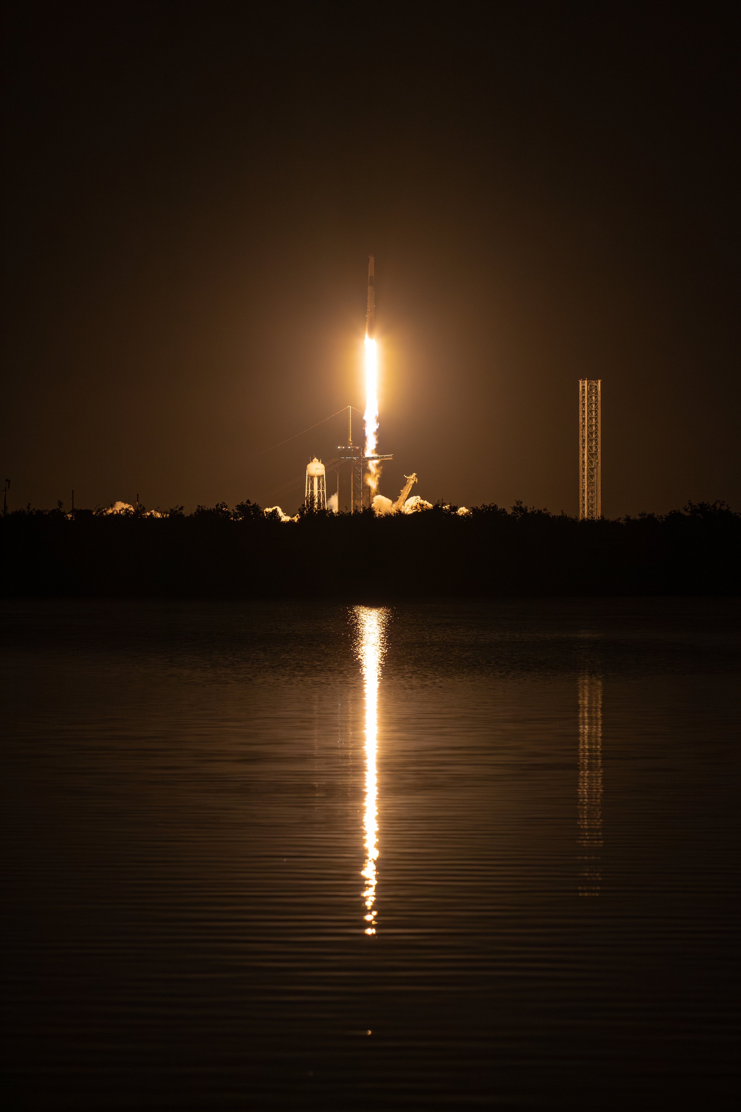 Fram2 Liftoff Vertical.jpg
